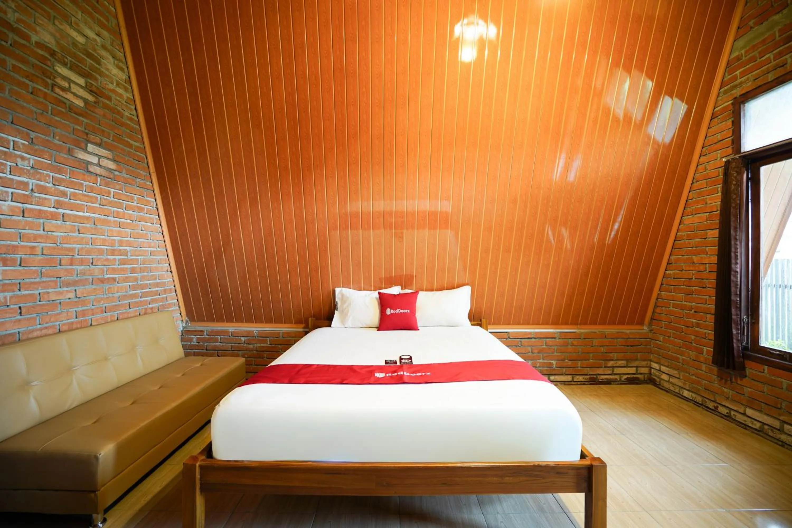 Bedroom, Bed in RedDoorz at Omah Kayu Homestay Yogyakarta