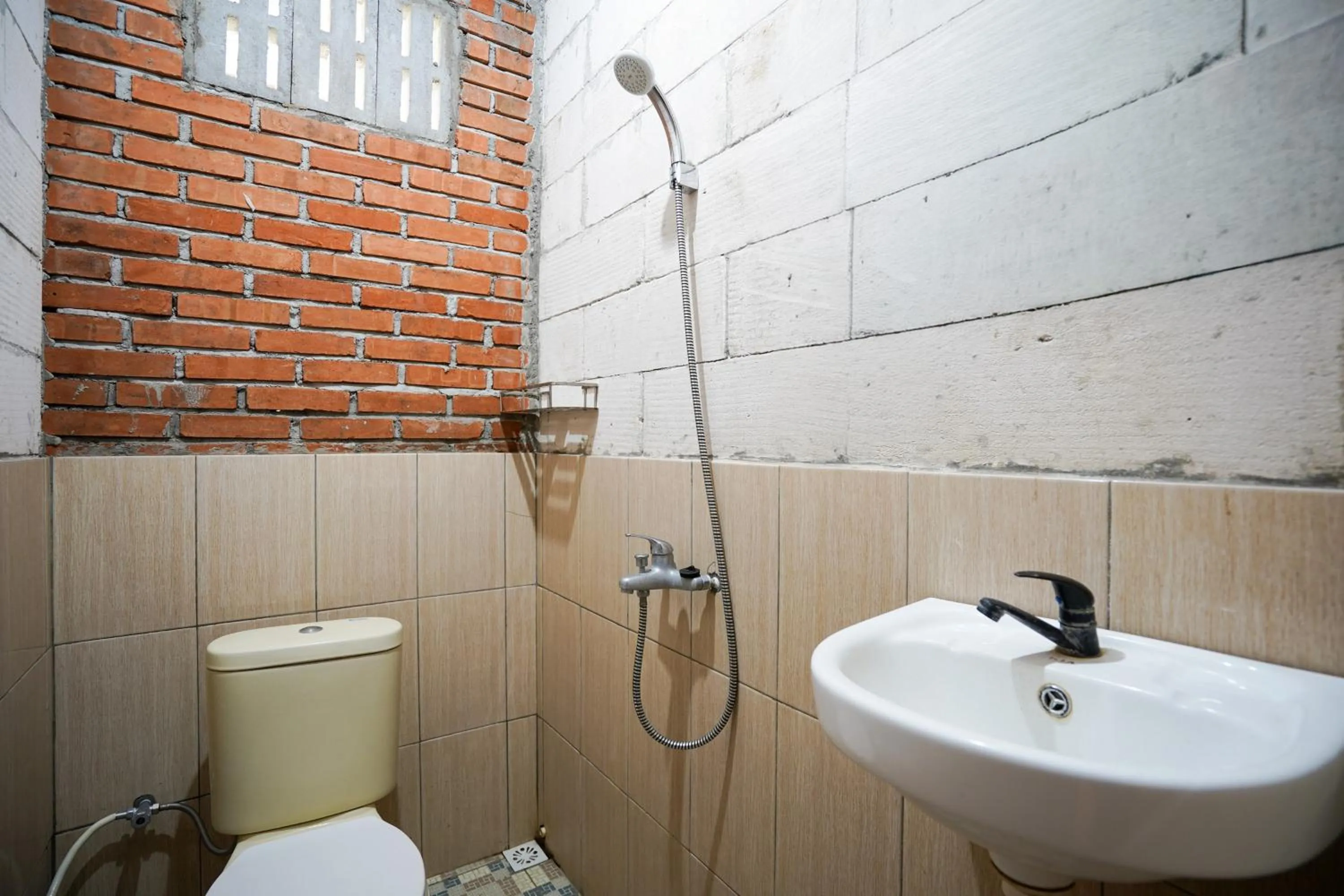 Bathroom in RedDoorz at Omah Kayu Homestay Yogyakarta