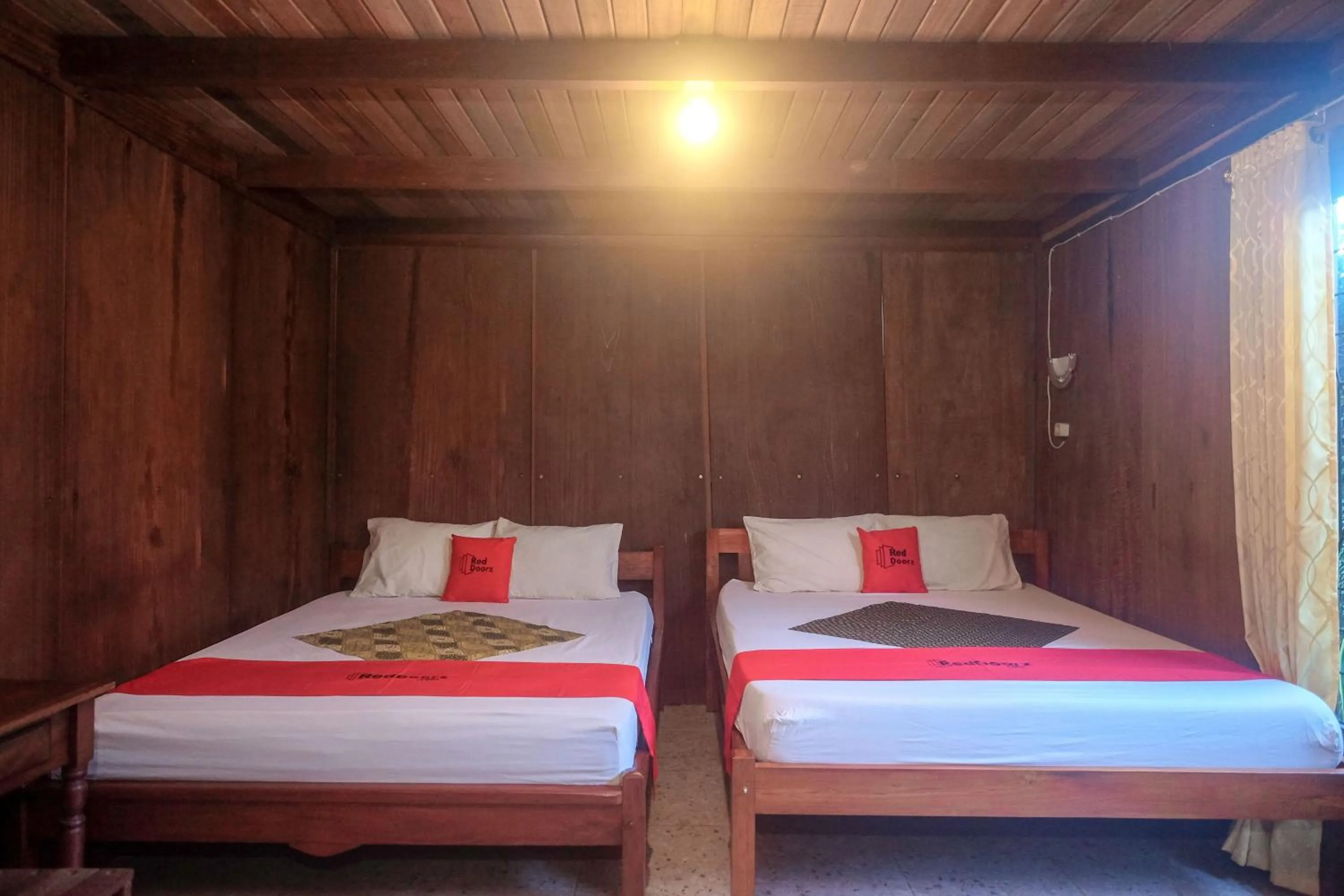 Bedroom, Bed in RedDoorz at Omah Kayu Homestay Yogyakarta