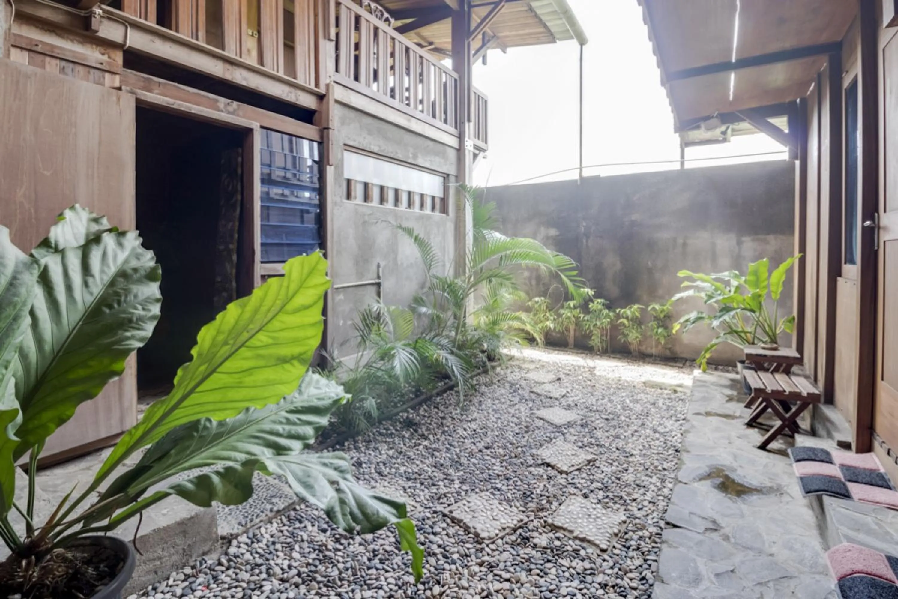 Patio in RedDoorz at Omah Kayu Homestay Yogyakarta
