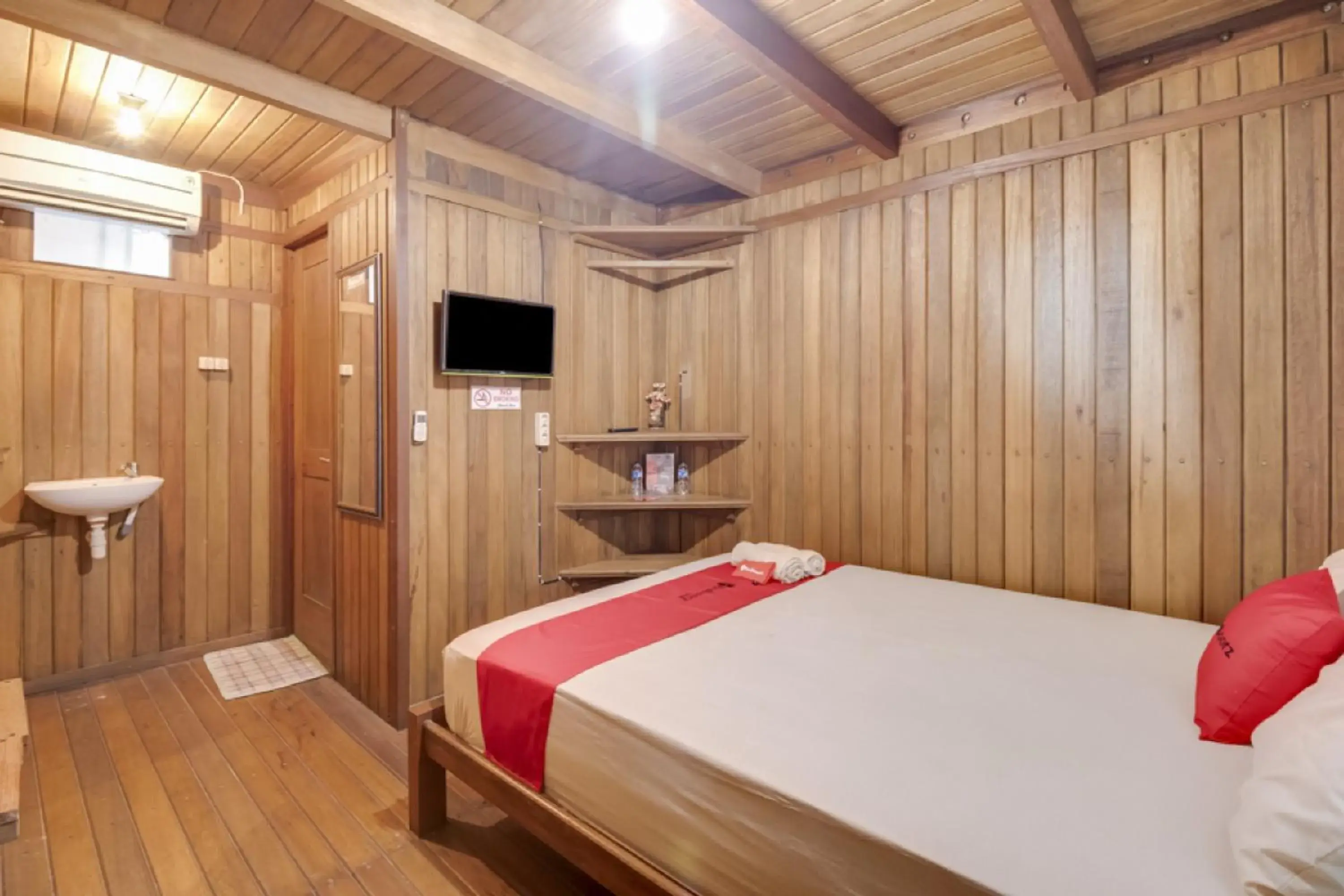 Family Room in RedDoorz at Omah Kayu Homestay Yogyakarta Family Room in RedDoorz at Omah Kayu Homestay Yogyakarta