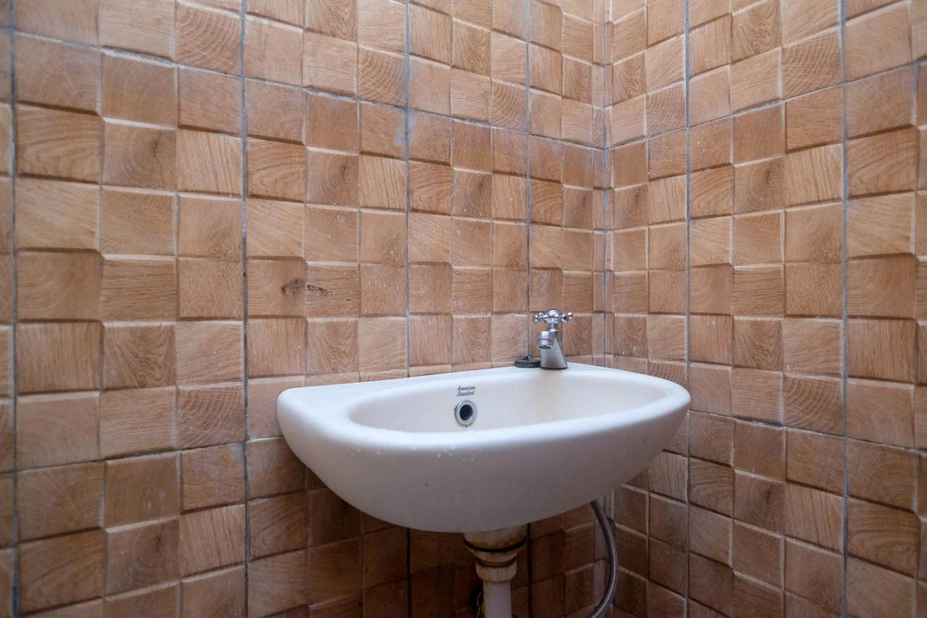 Bathroom in RedDoorz at Omah Kayu Homestay Yogyakarta