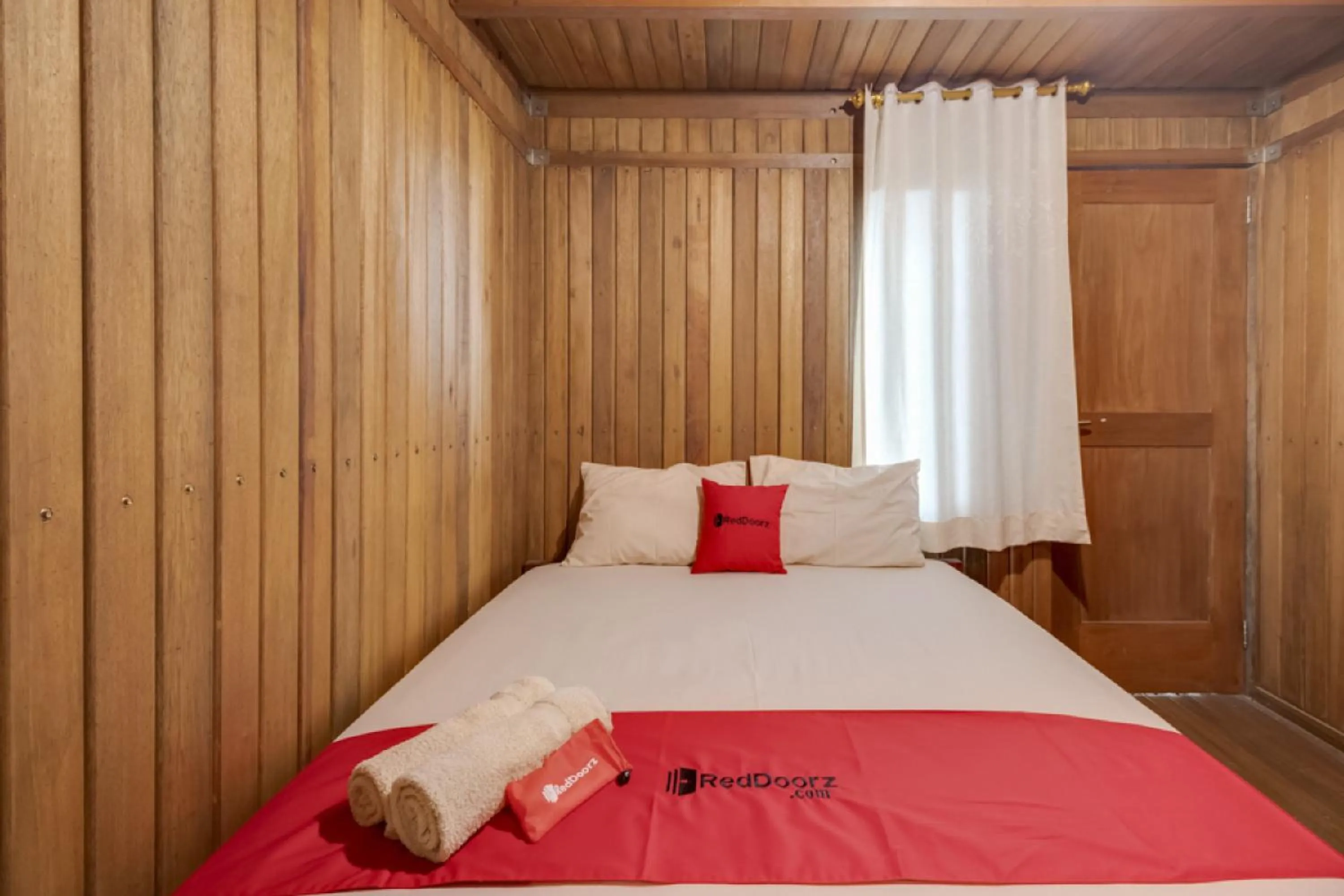 Bedroom, Bed in RedDoorz at Omah Kayu Homestay Yogyakarta