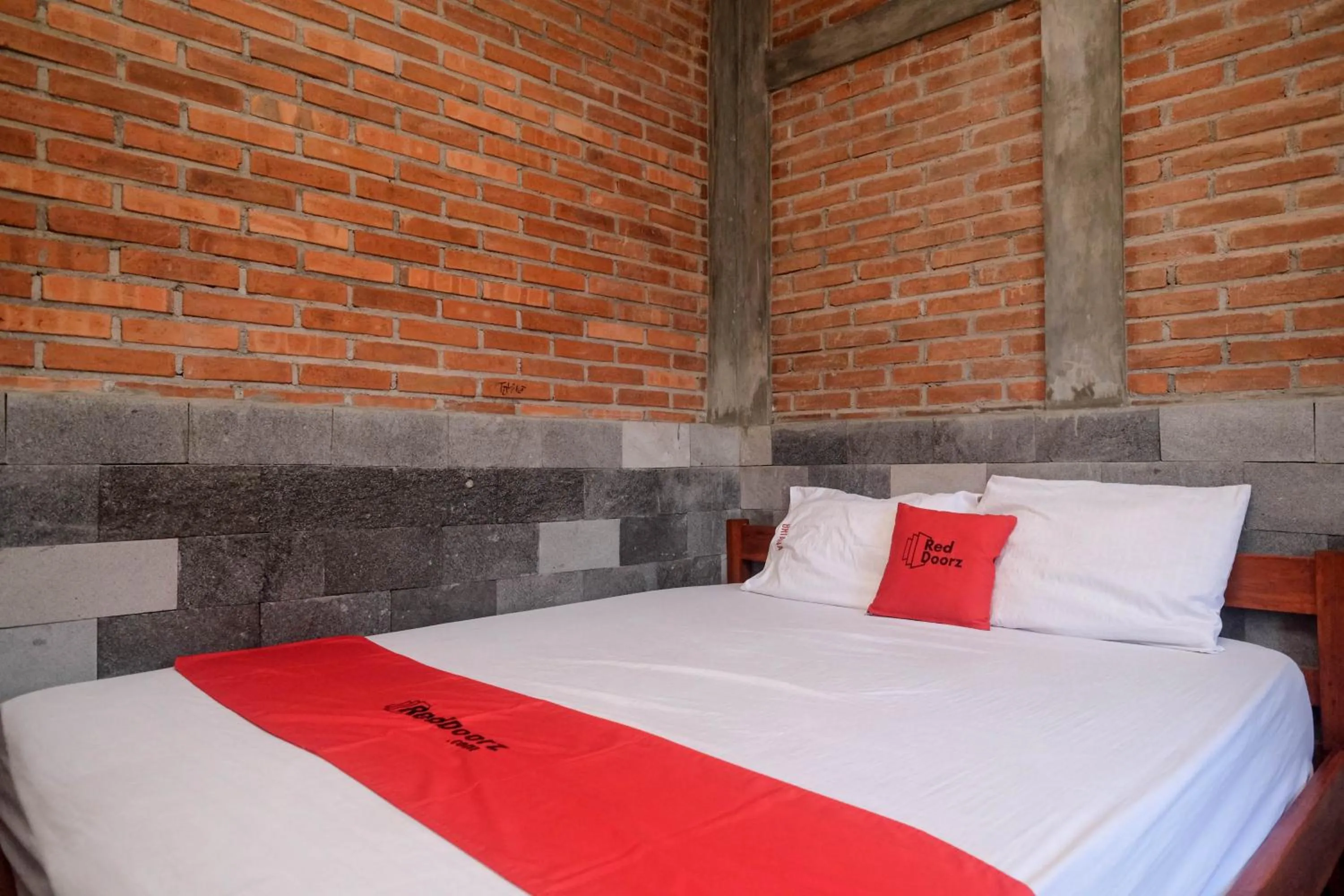 Bedroom, Bed in RedDoorz at Omah Kayu Homestay Yogyakarta