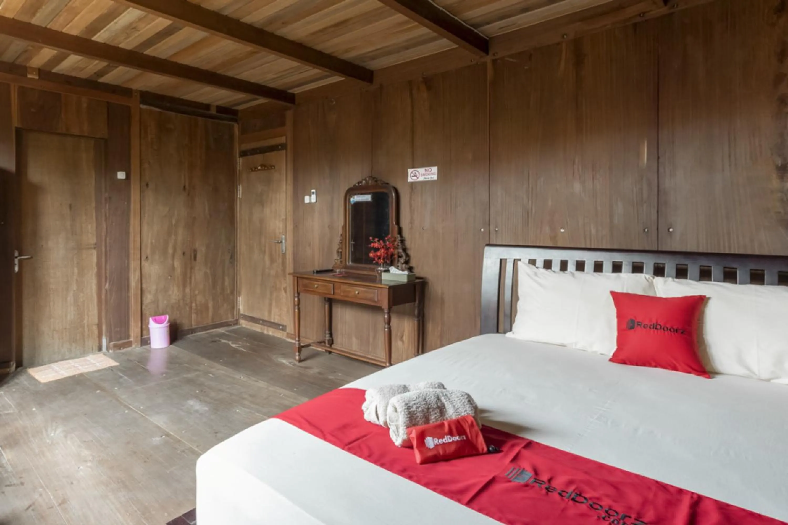 Bedroom, Bed in RedDoorz at Omah Kayu Homestay Yogyakarta