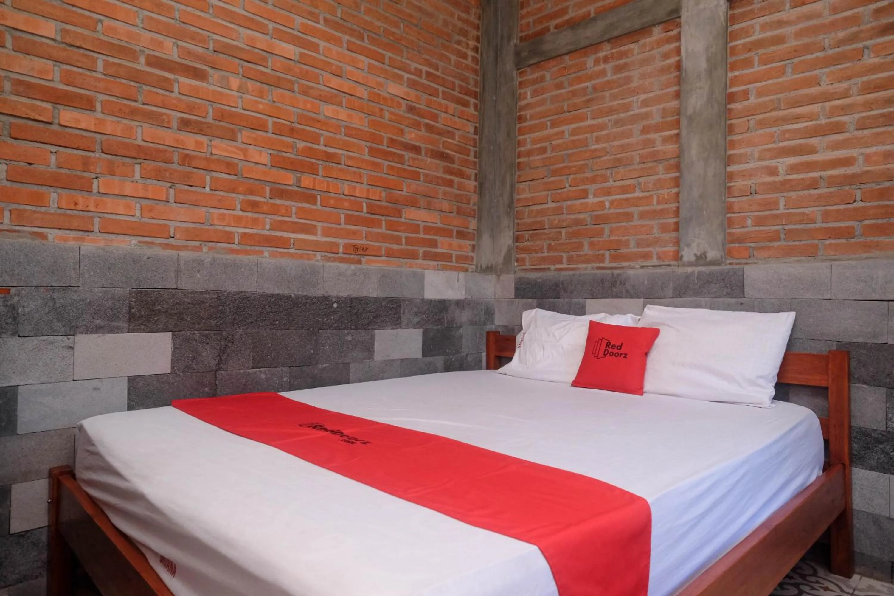 Bedroom, Bed in RedDoorz at Omah Kayu Homestay Yogyakarta