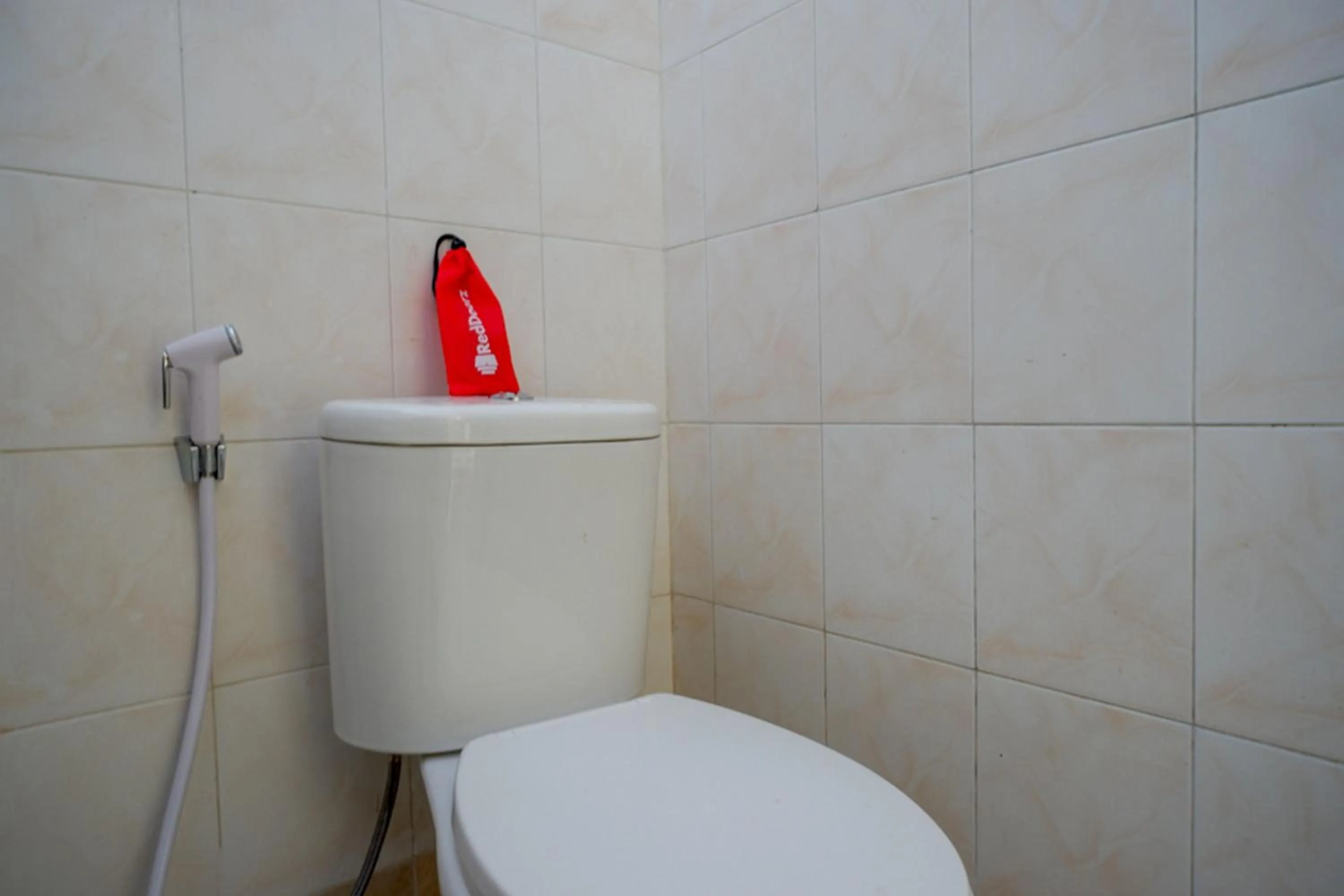 Bathroom in RedDoorz @ Hotel Horas Palopo