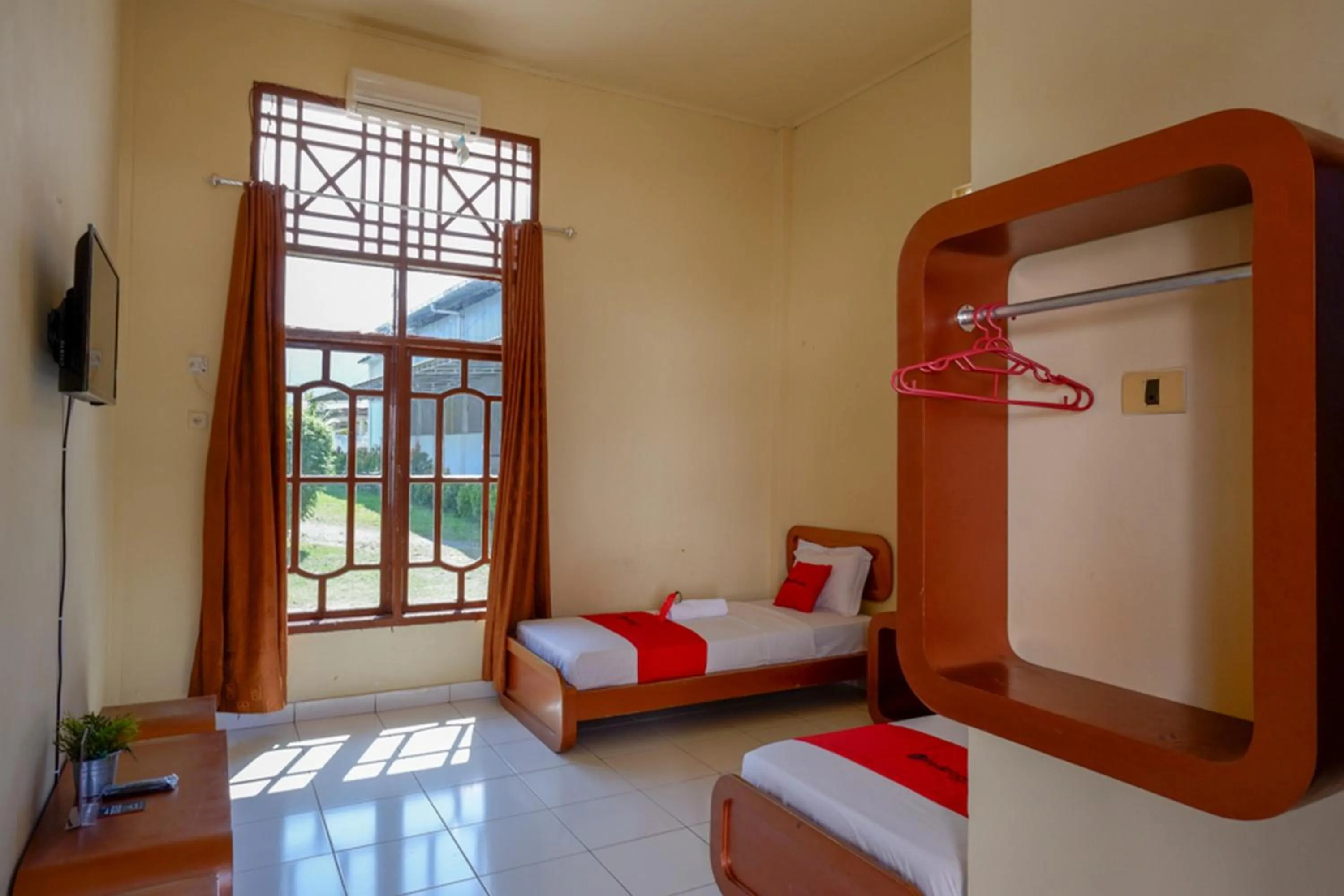 Bed in RedDoorz @ Hotel Horas Palopo