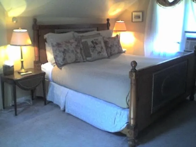 Bed in Cleveland House Inn