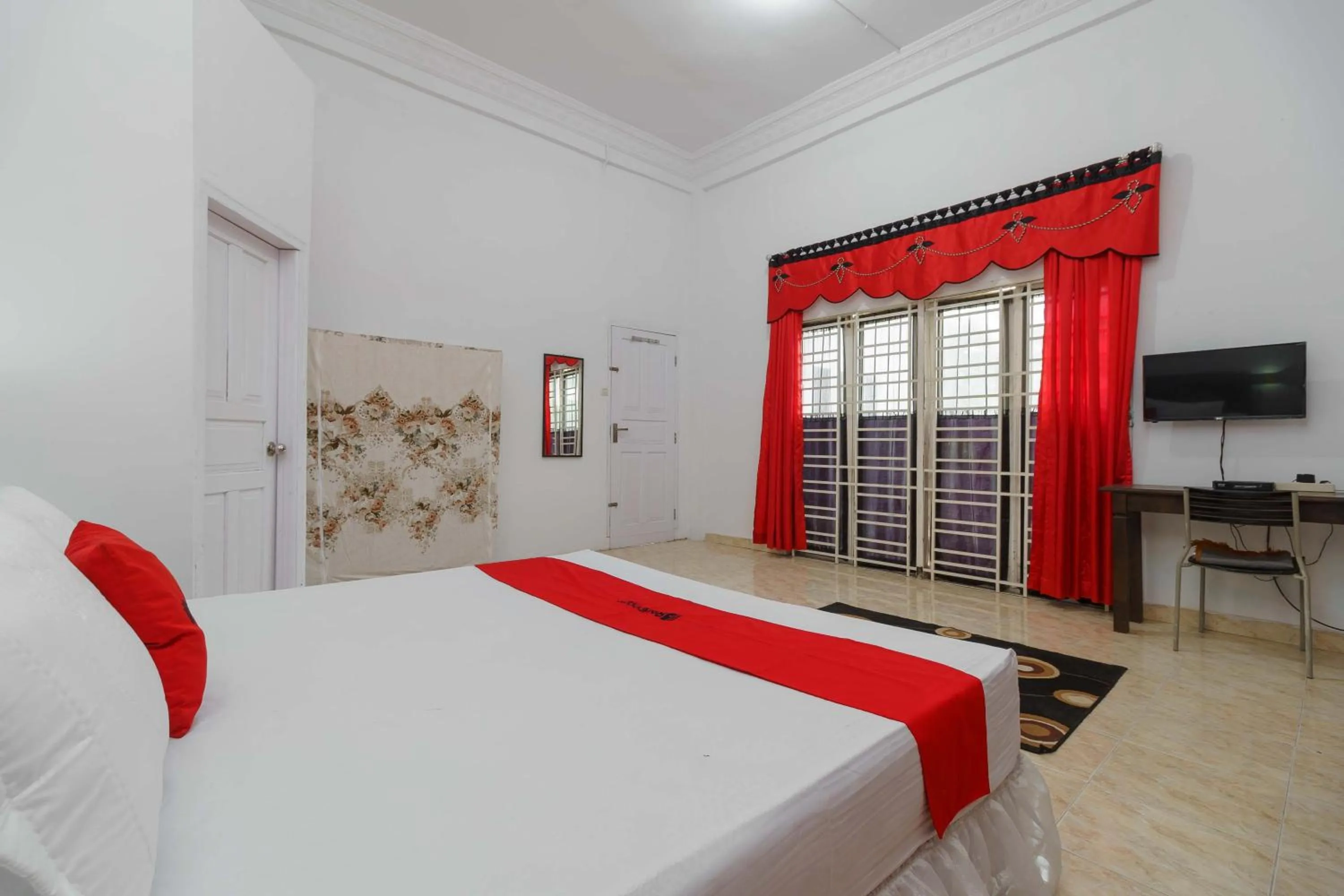 Bed in RedDoorz Syariah near Museum Tsunami Aceh 2