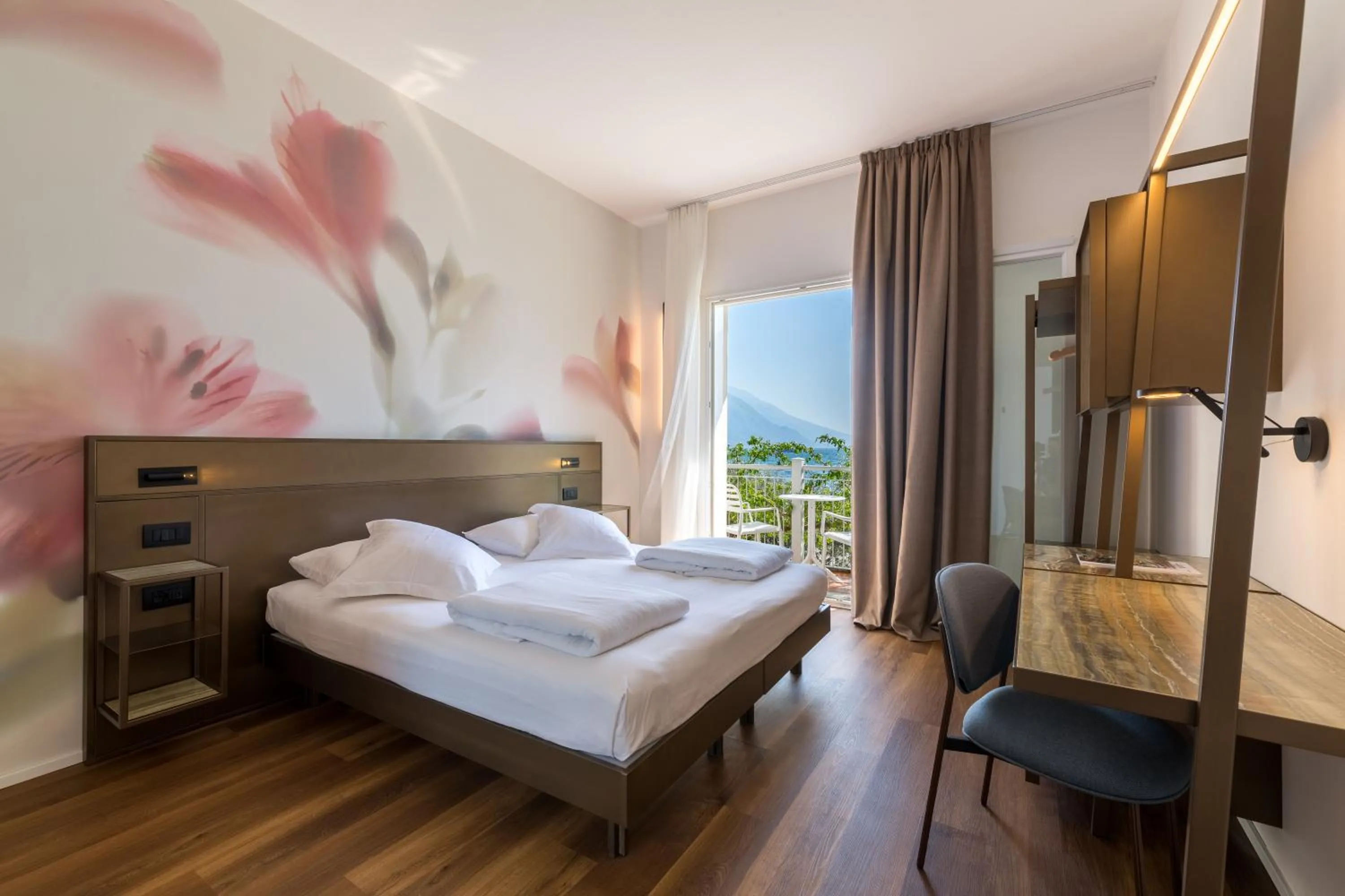 Photo of the whole room, Bed in Hotel Baia Azzurra - Lake Front