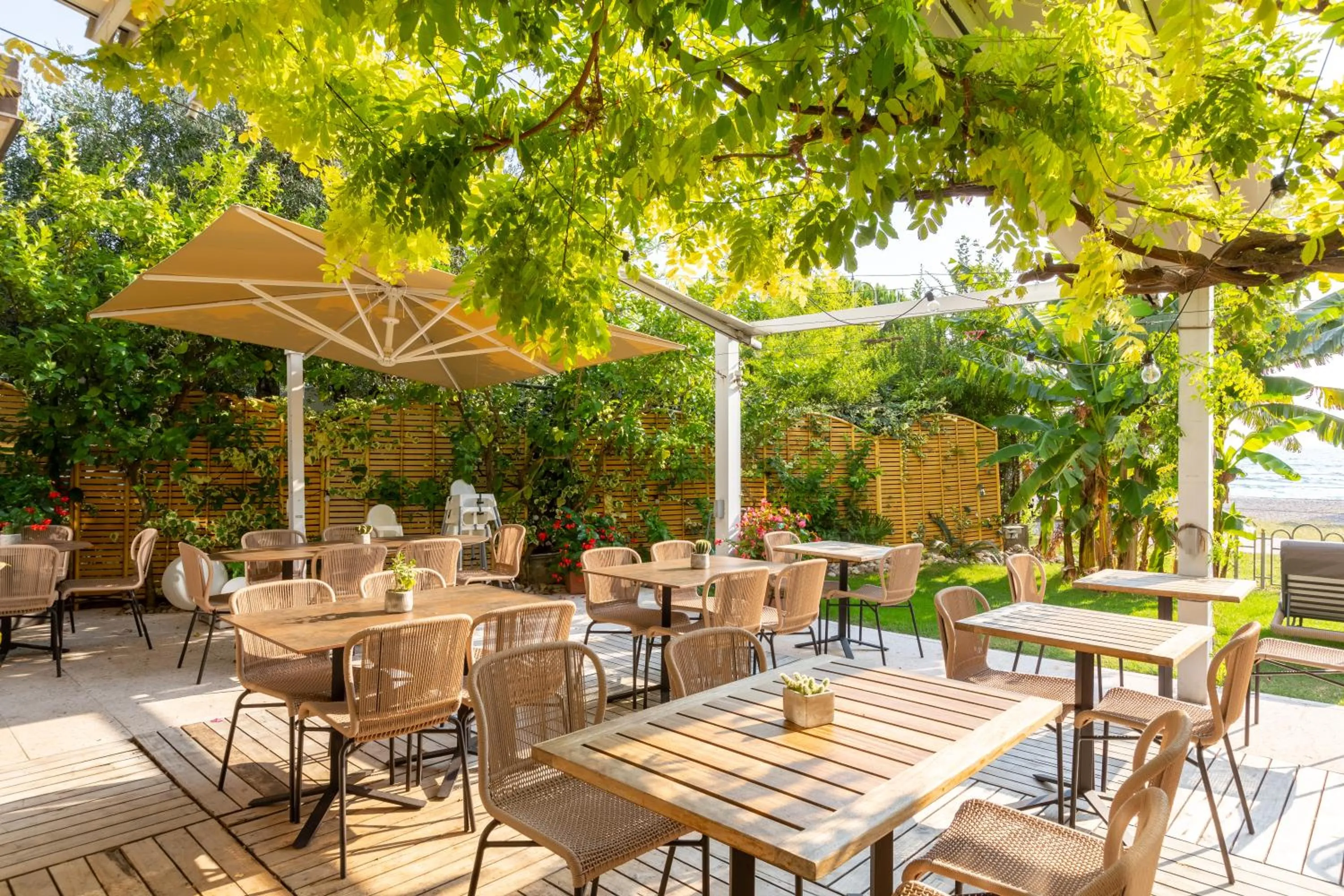 Restaurant/places to eat in Hotel Baia Azzurra - Lake Front