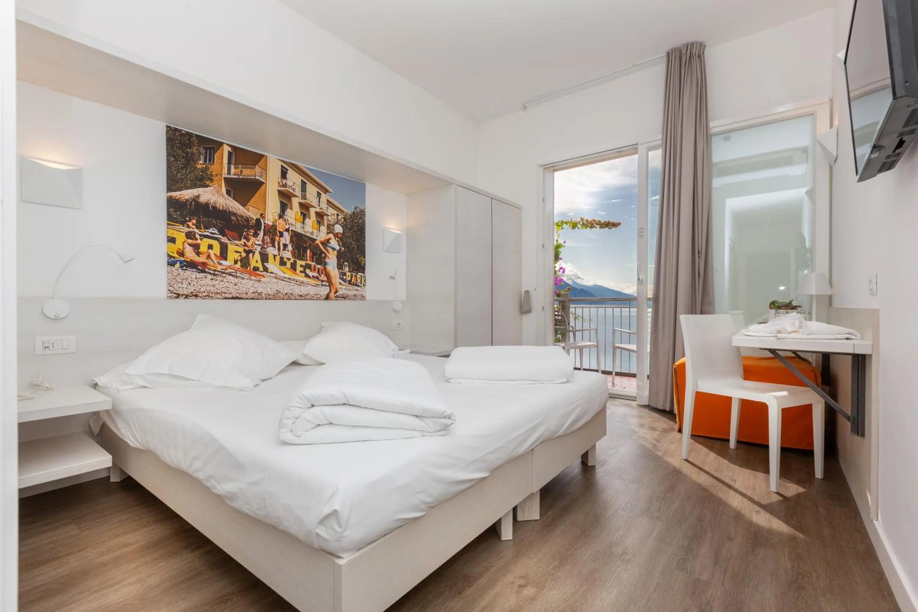 Photo of the whole room, Bed in Hotel Baia Azzurra - Lake Front