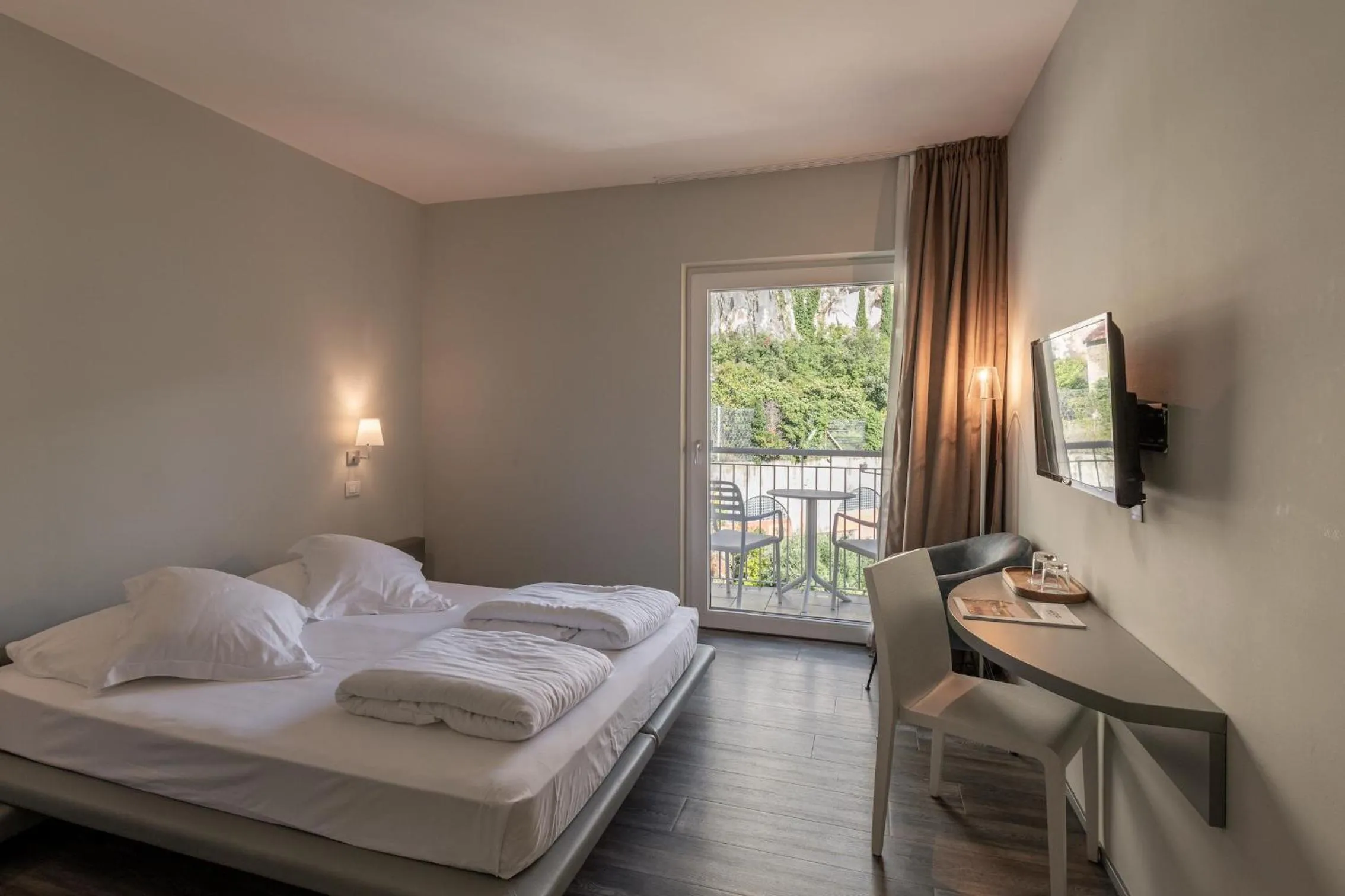 Bedroom, Bed in Hotel Baia Azzurra - Lake Front