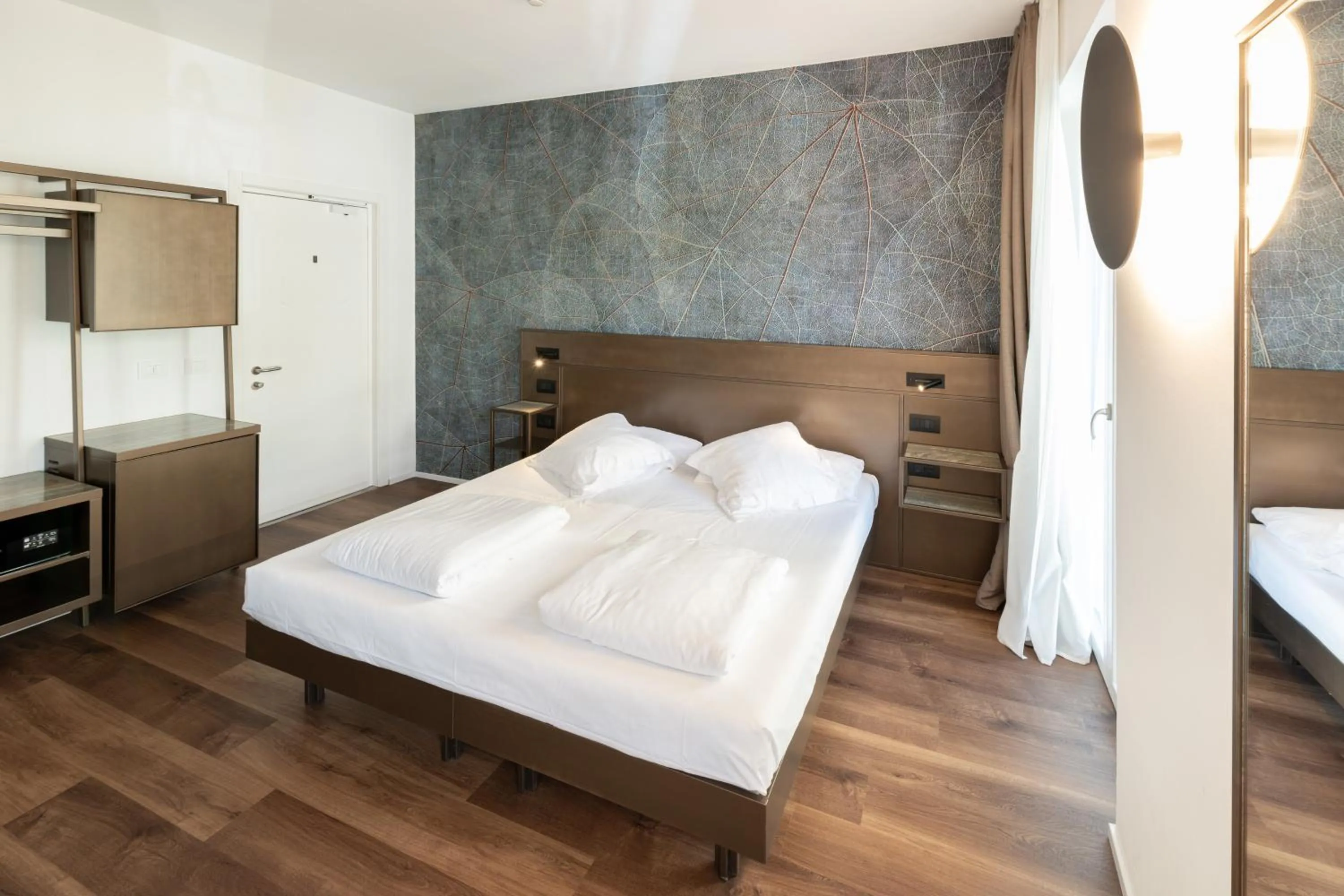 Bedroom, Bed in Hotel Baia Azzurra - Lake Front