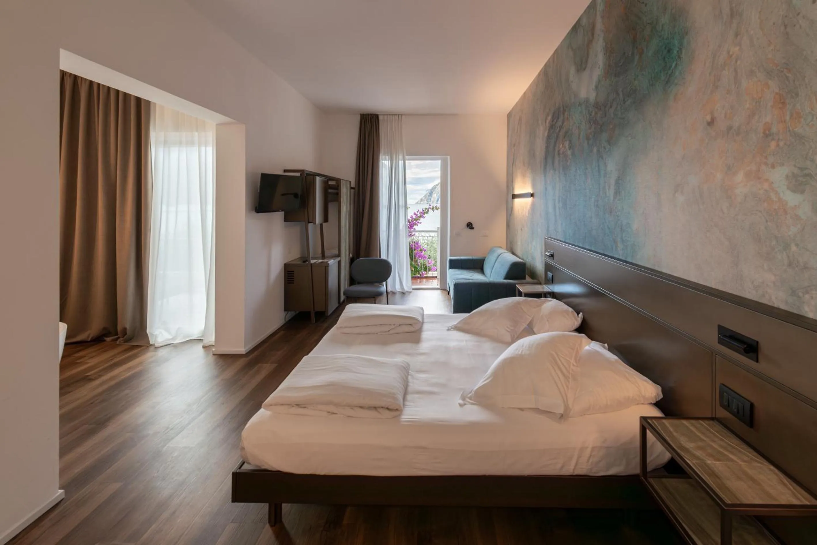Bedroom, Bed in Hotel Baia Azzurra - Lake Front