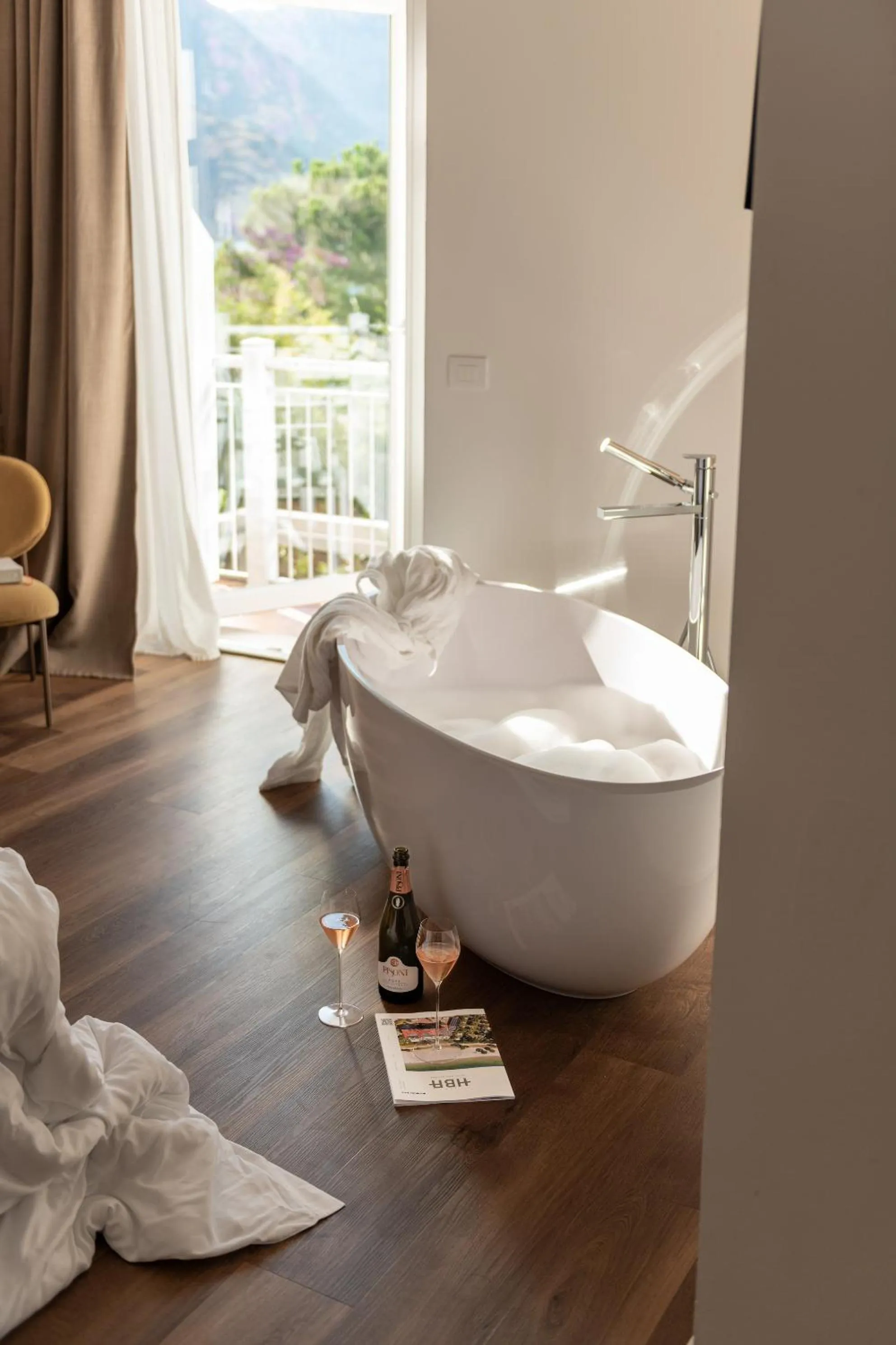 Hot Tub in Hotel Baia Azzurra - Lake Front