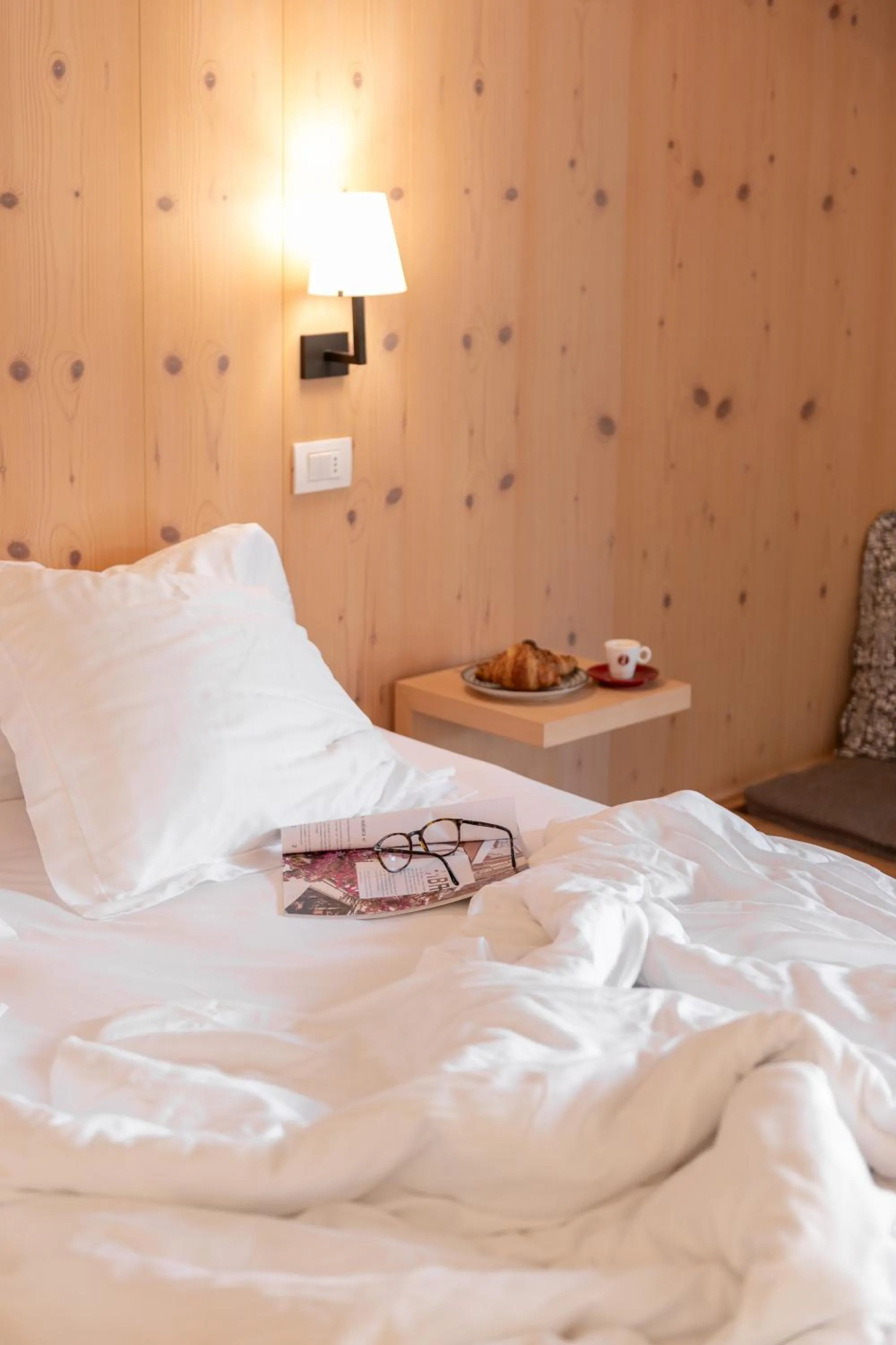 Bedroom, Bed in Hotel Baia Azzurra - Lake Front