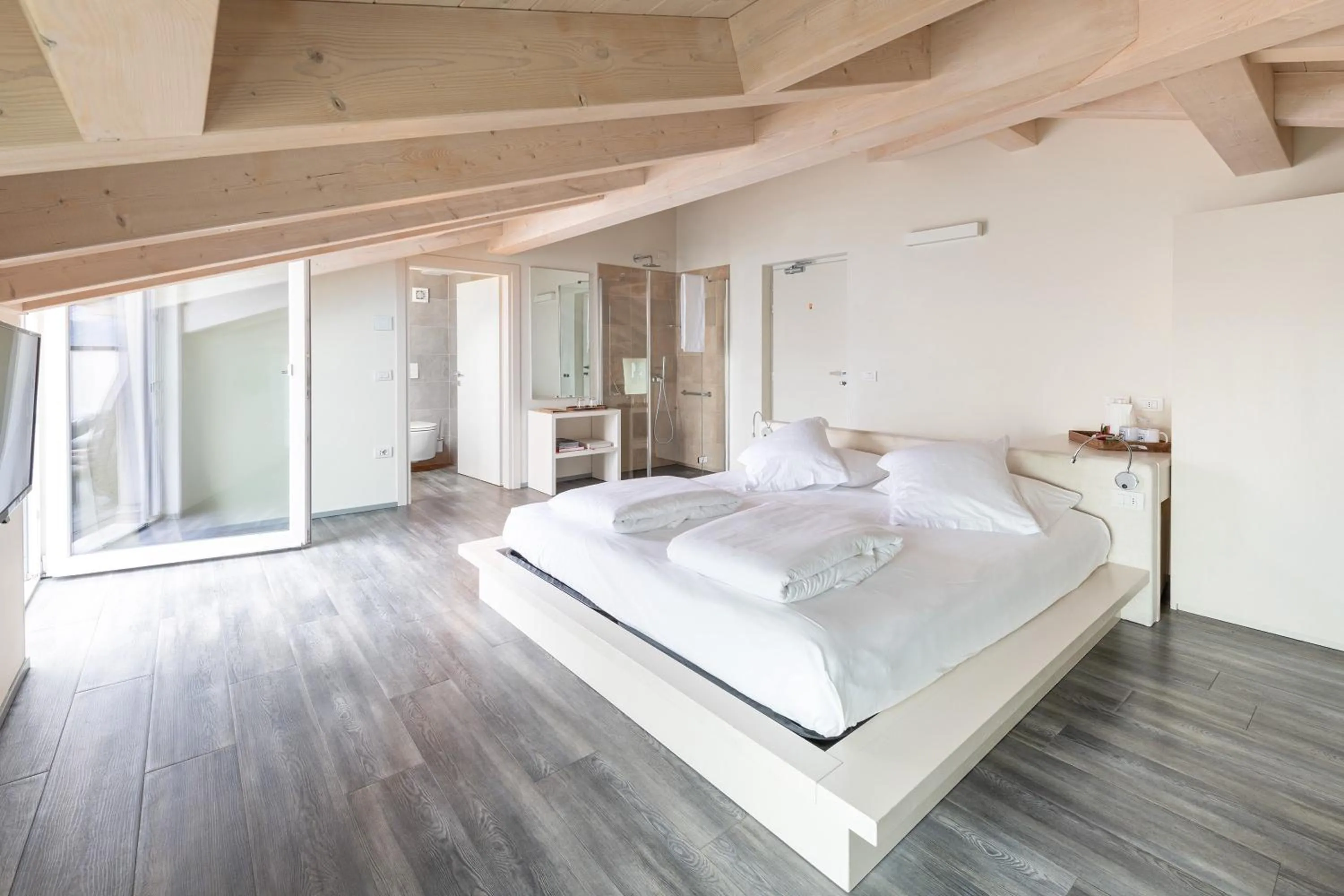 Bedroom, Bed in Hotel Baia Azzurra - Lake Front