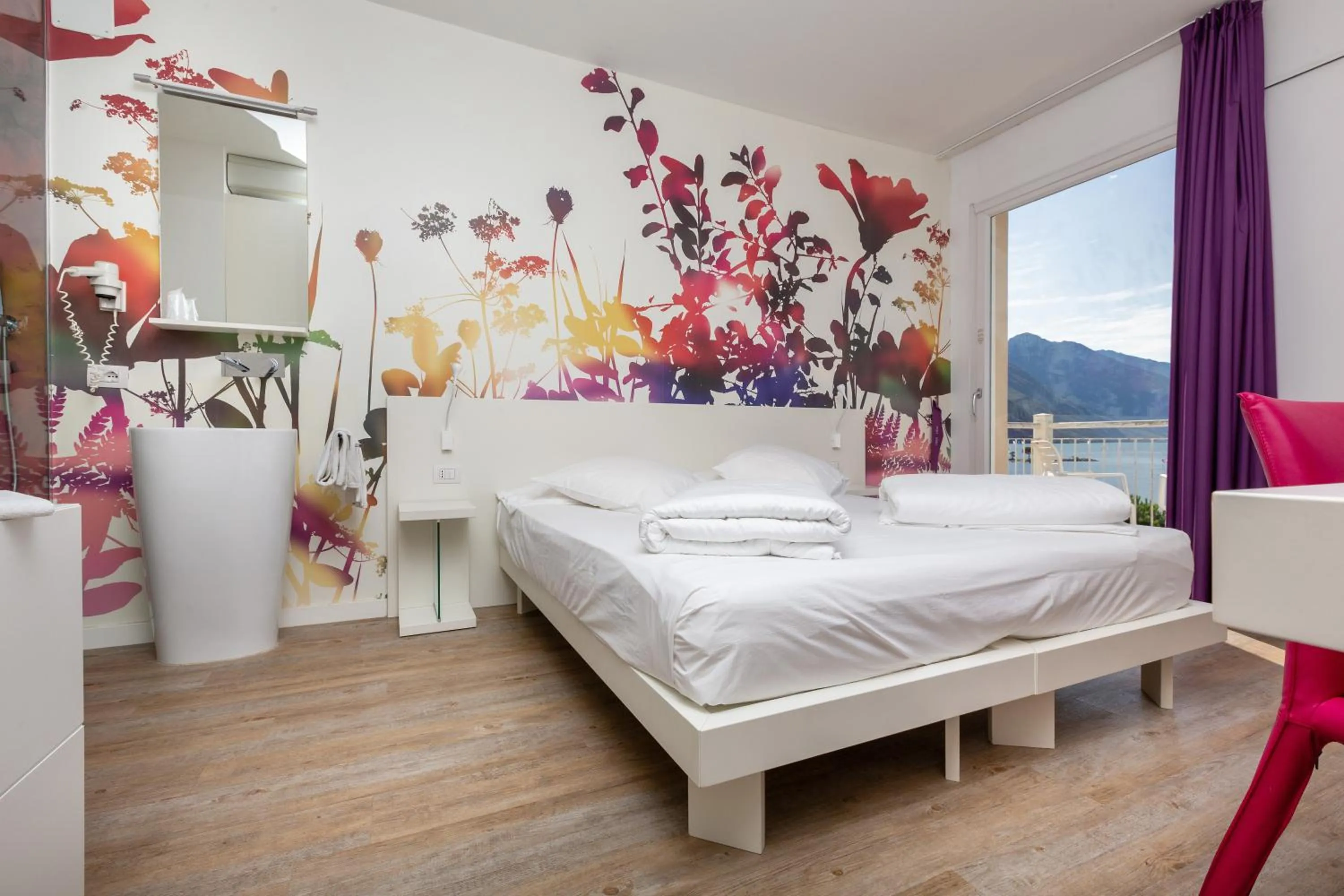 Photo of the whole room, Bed in Hotel Baia Azzurra - Lake Front