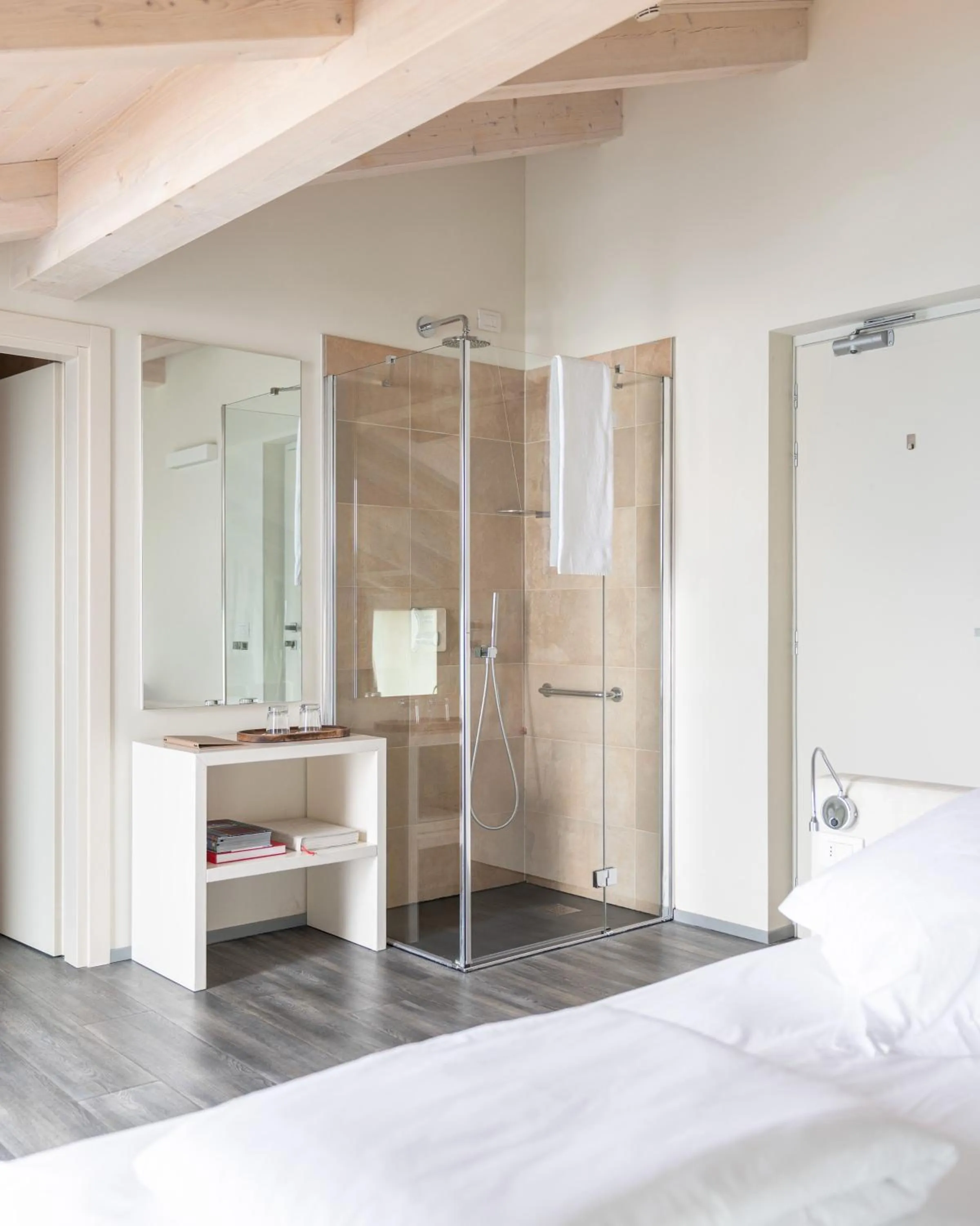 Shower, Bed in Hotel Baia Azzurra - Lake Front