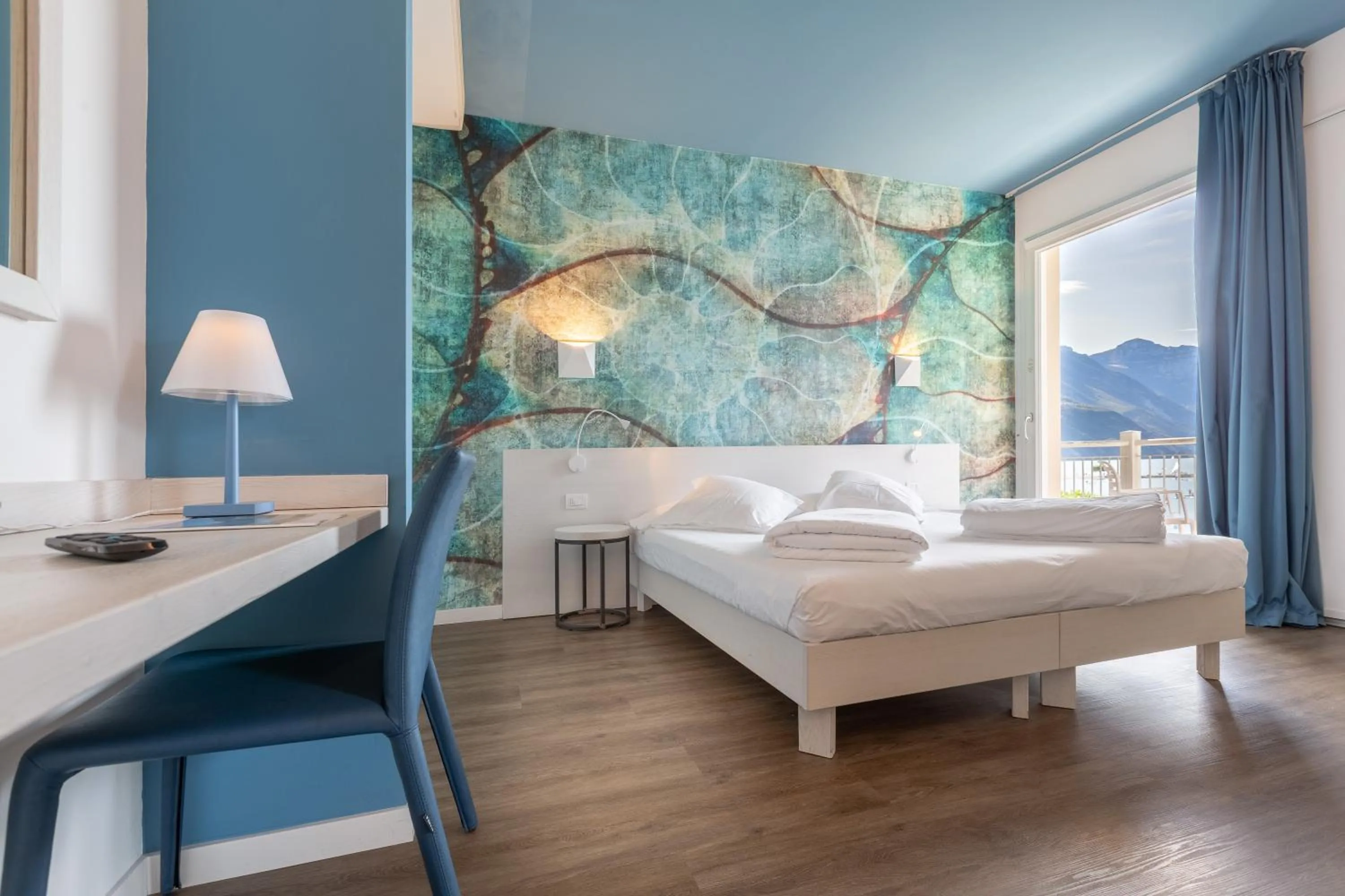 Photo of the whole room, Bed in Hotel Baia Azzurra - Lake Front