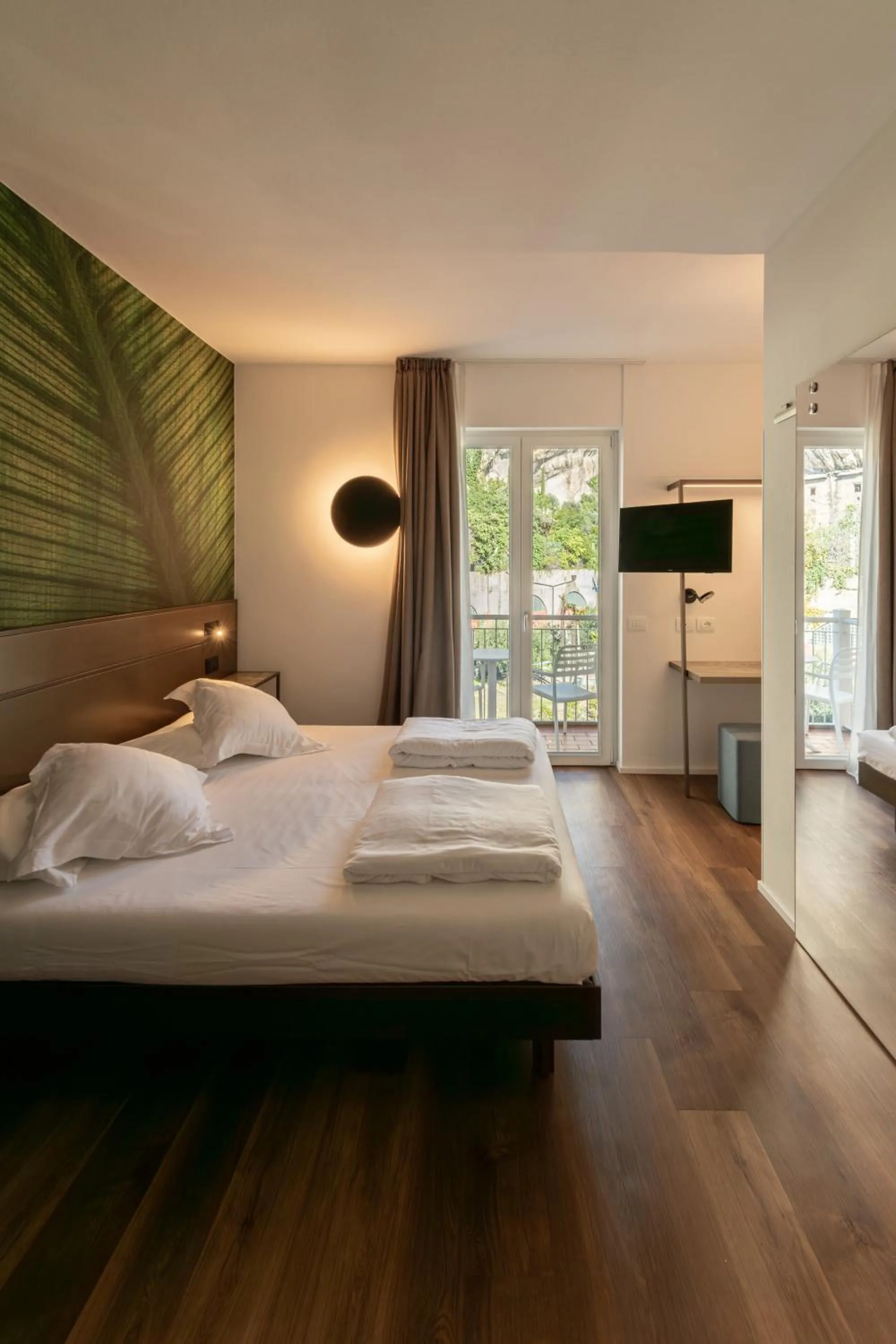 Bedroom, Bed in Hotel Baia Azzurra - Lake Front