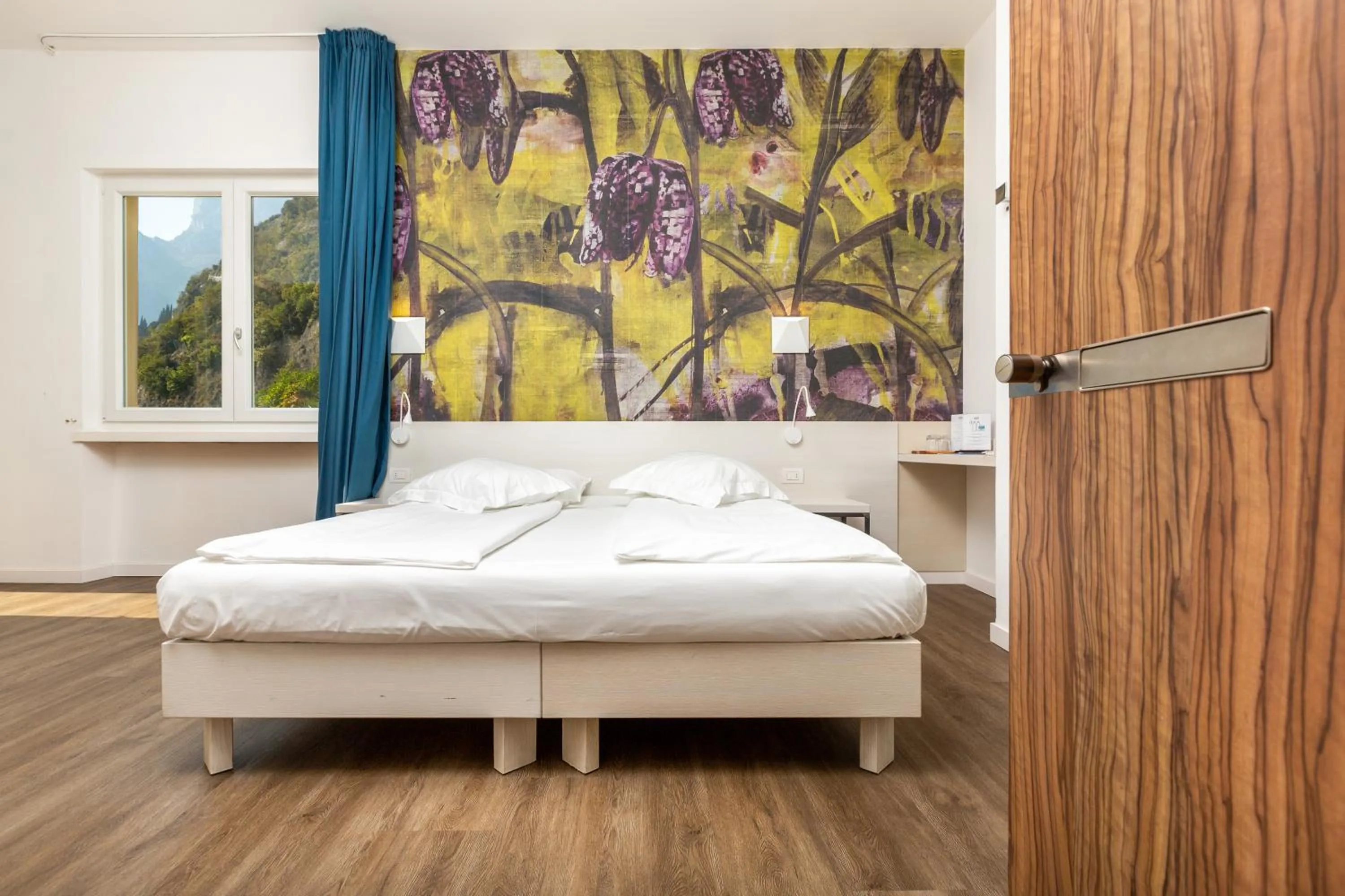 Photo of the whole room, Bed in Hotel Baia Azzurra - Lake Front