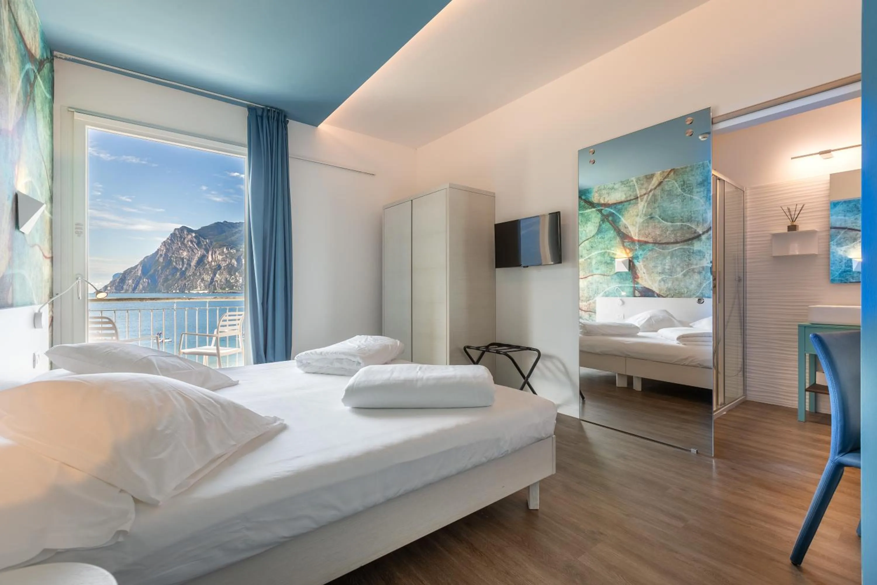 Photo of the whole room, Bed in Hotel Baia Azzurra - Lake Front
