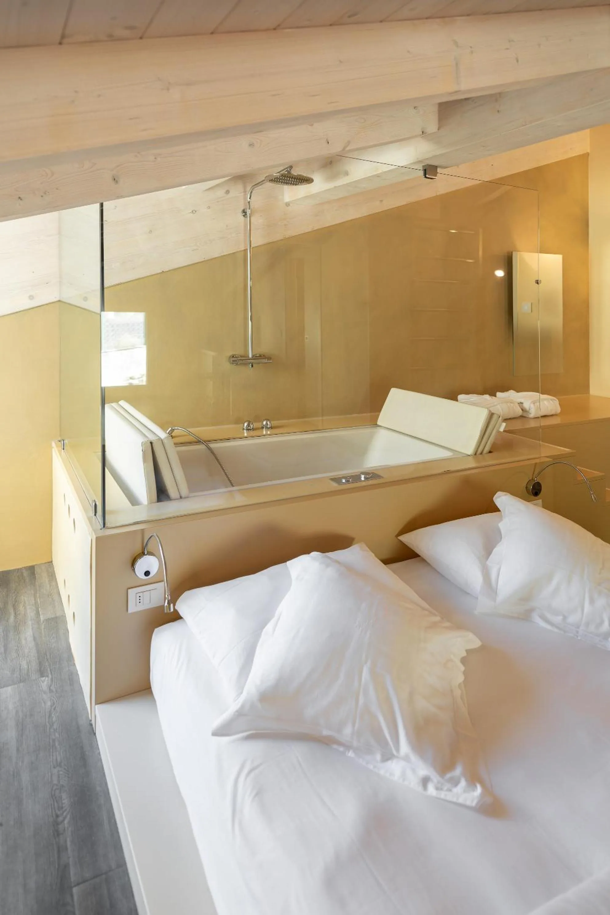 Shower, Bed in Hotel Baia Azzurra - Lake Front