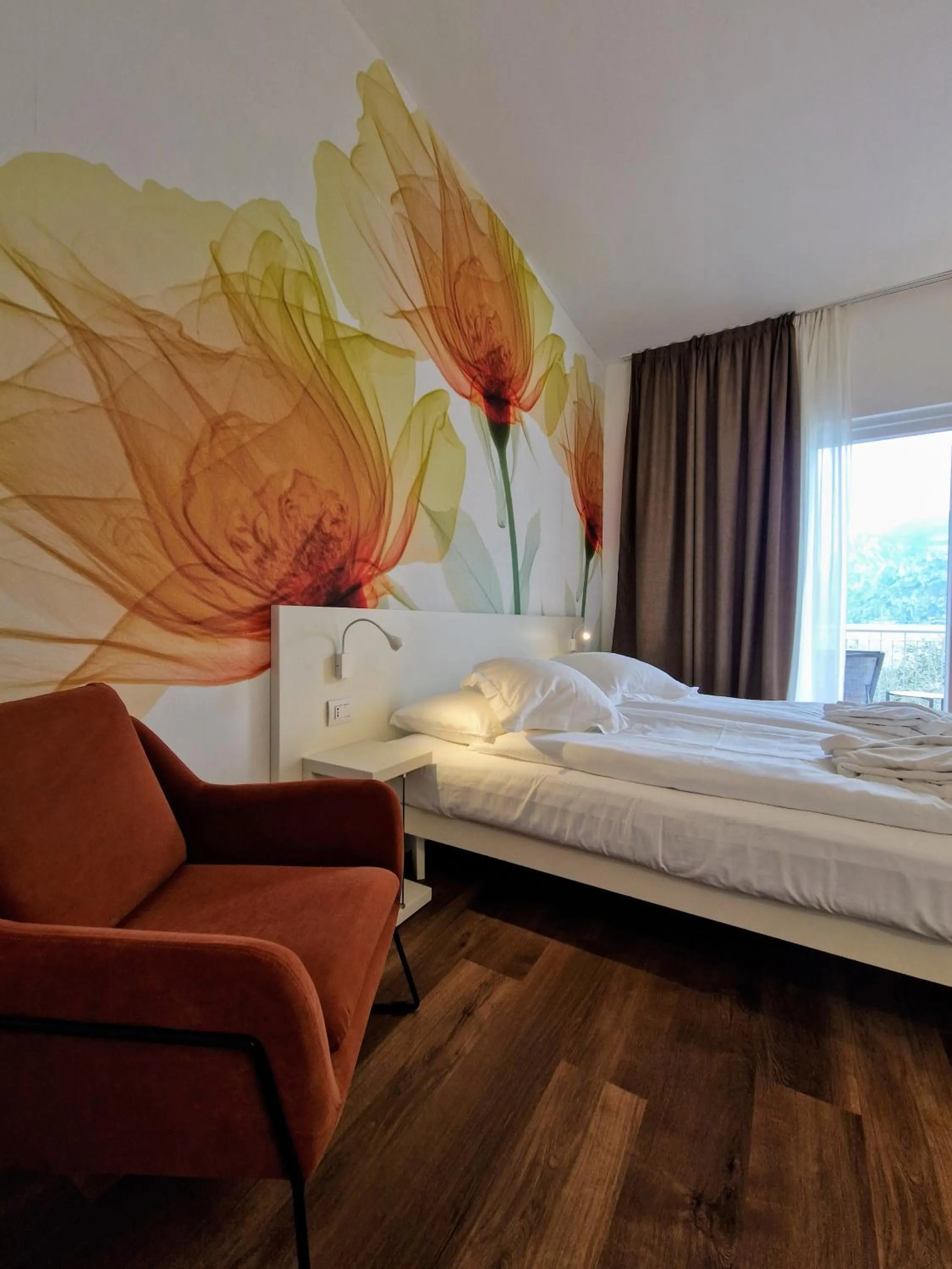 Photo of the whole room, Bed in Hotel Baia Azzurra - Lake Front