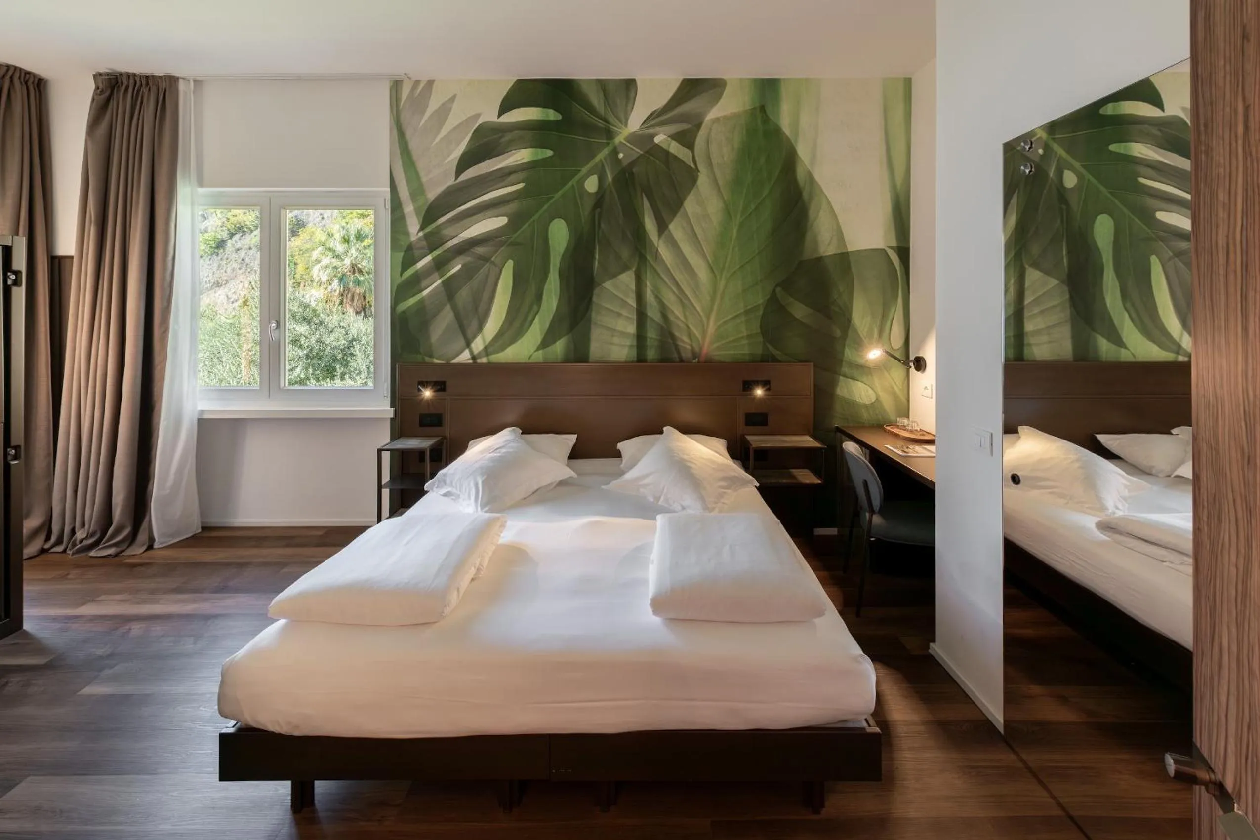 Bedroom, Bed in Hotel Baia Azzurra - Lake Front