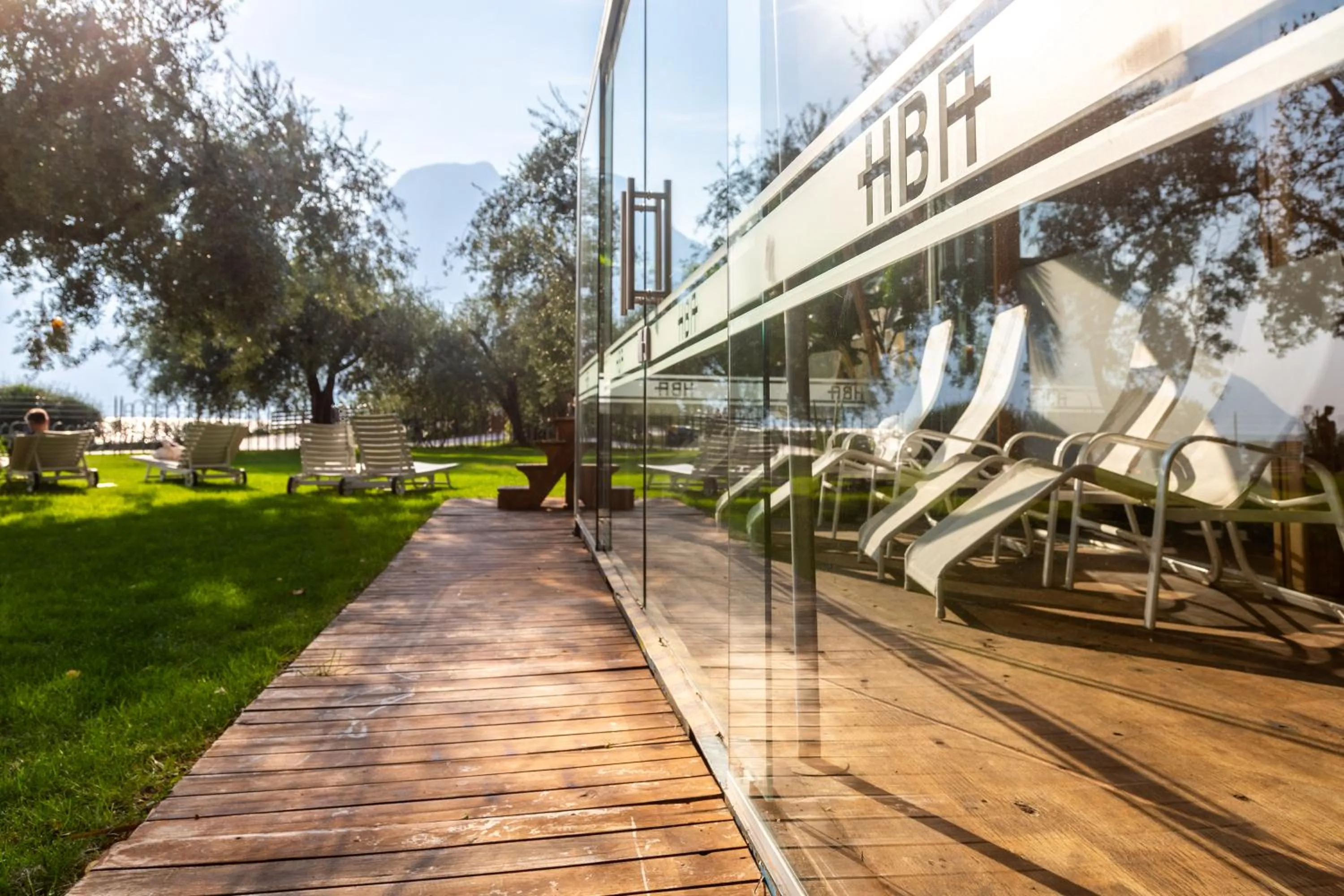 Garden in Hotel Baia Azzurra - Lake Front