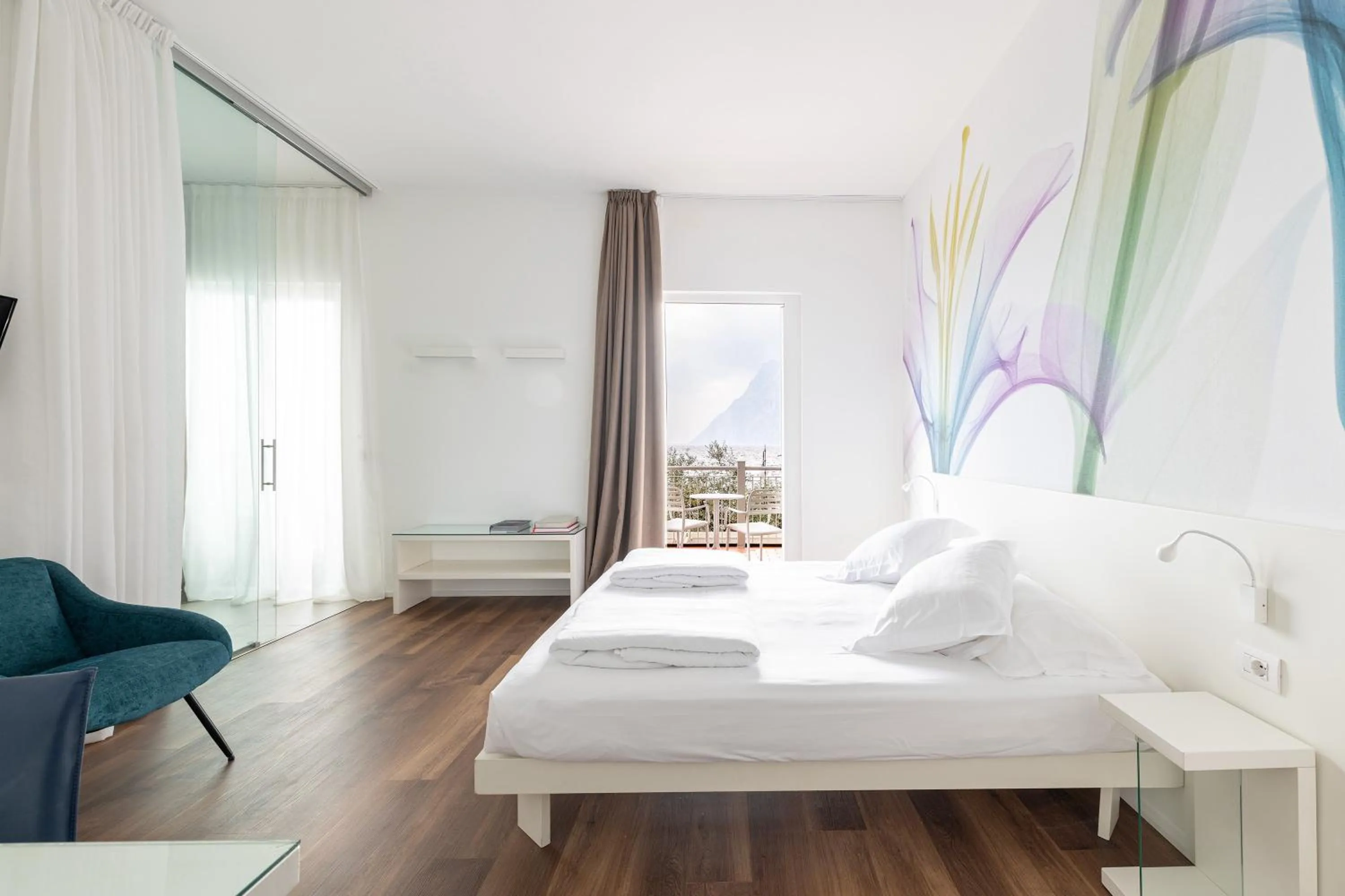 Bedroom, Bed in Hotel Baia Azzurra - Lake Front