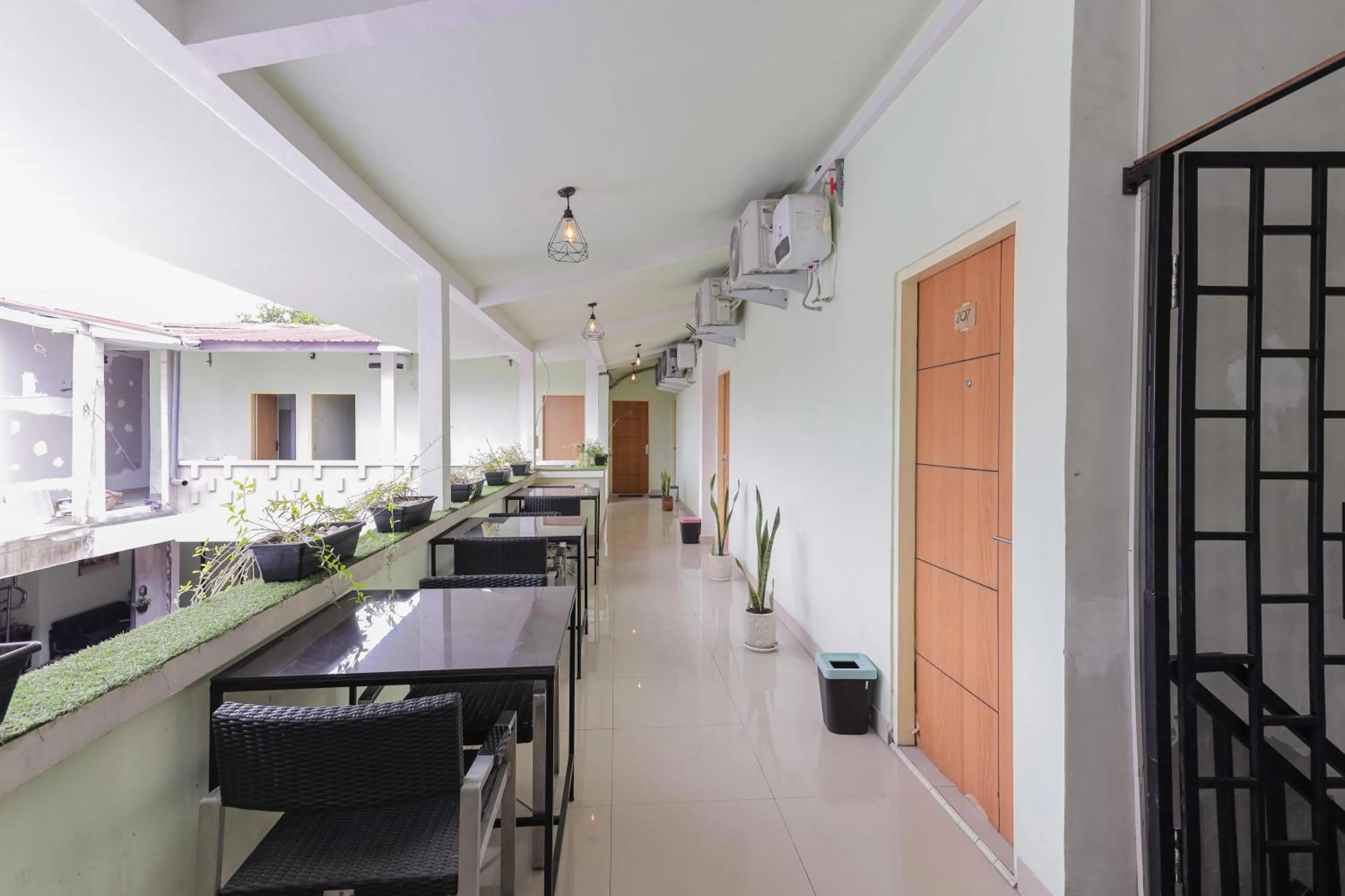 Seating area in RedDoorz near Alun Alun Madiun