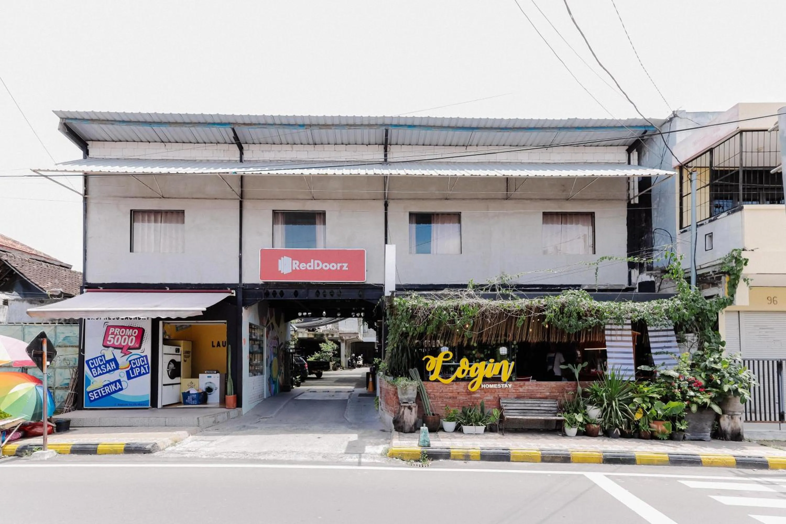 Property building in RedDoorz near Alun Alun Madiun