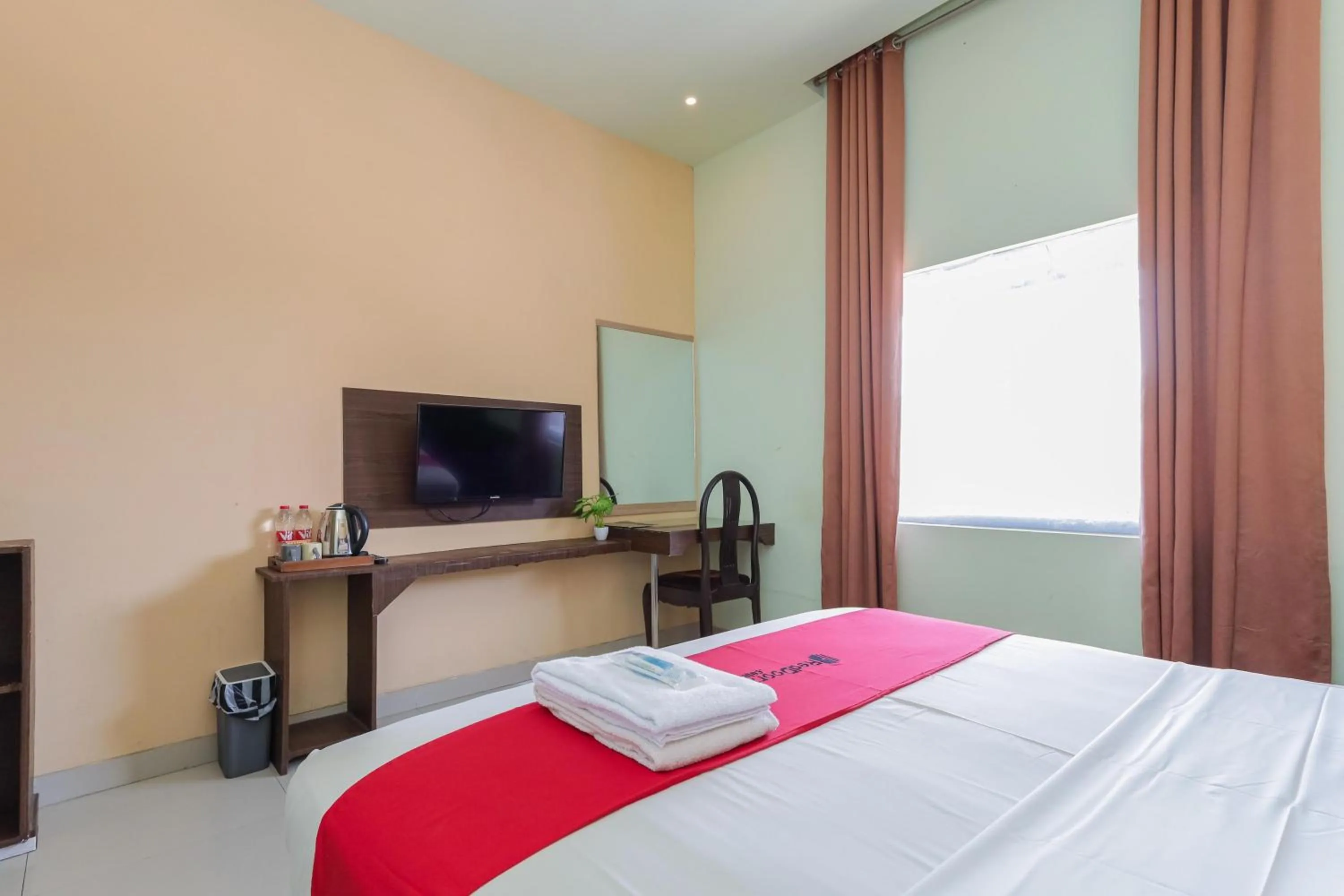 Bedroom, Bed in RedDoorz near Alun Alun Madiun