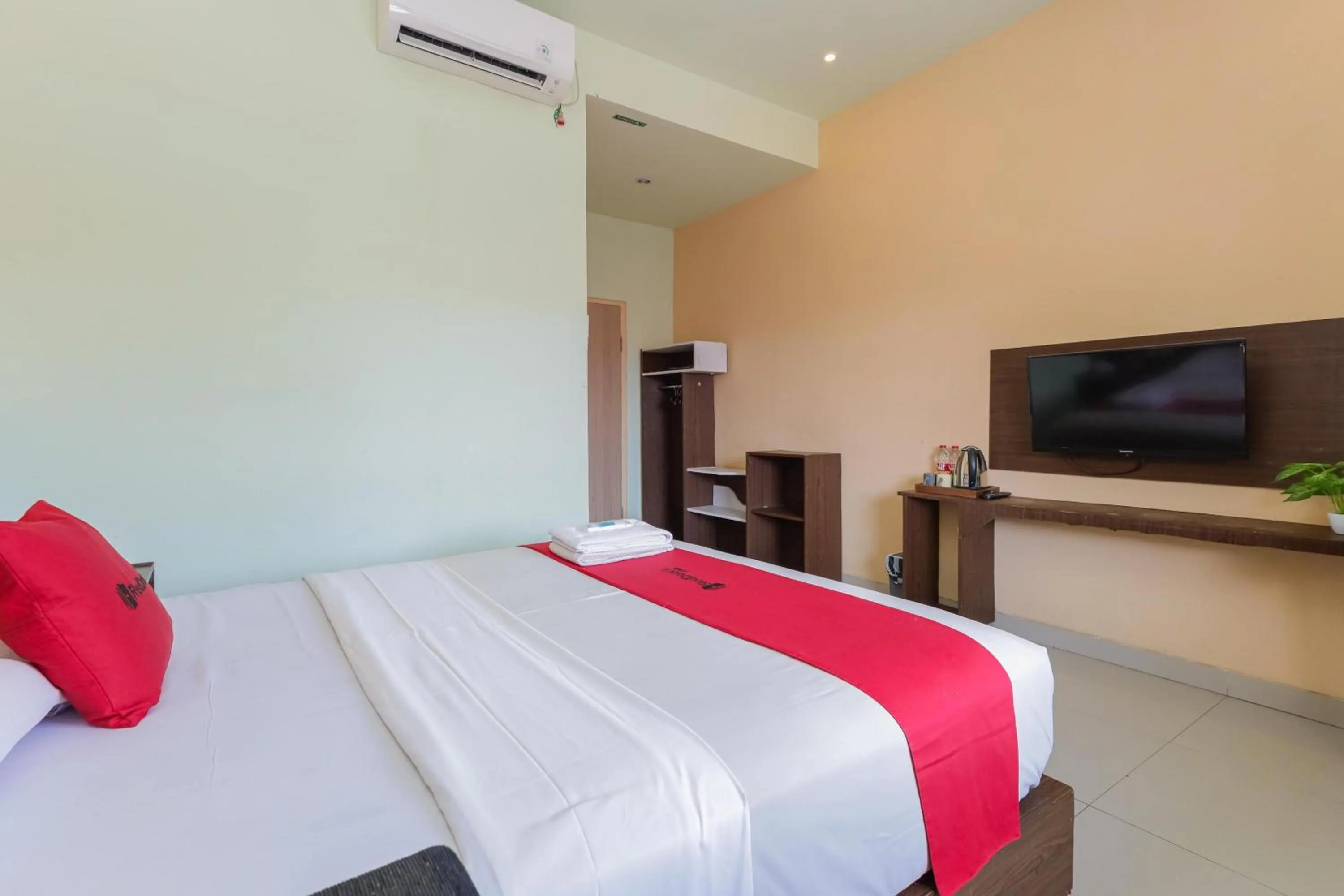Bedroom, Bed in RedDoorz near Alun Alun Madiun