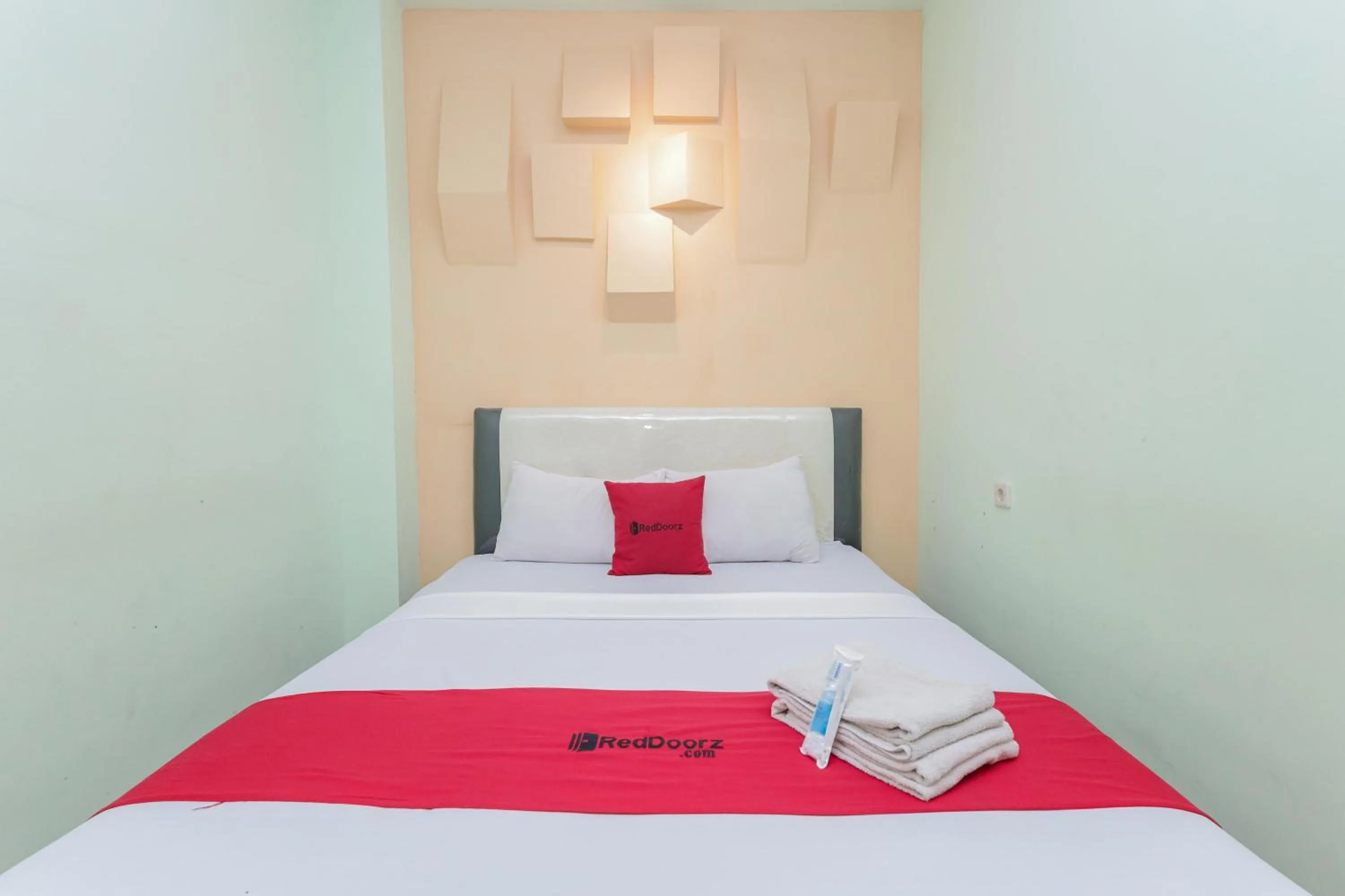 Bedroom, Bed in RedDoorz near Alun Alun Madiun