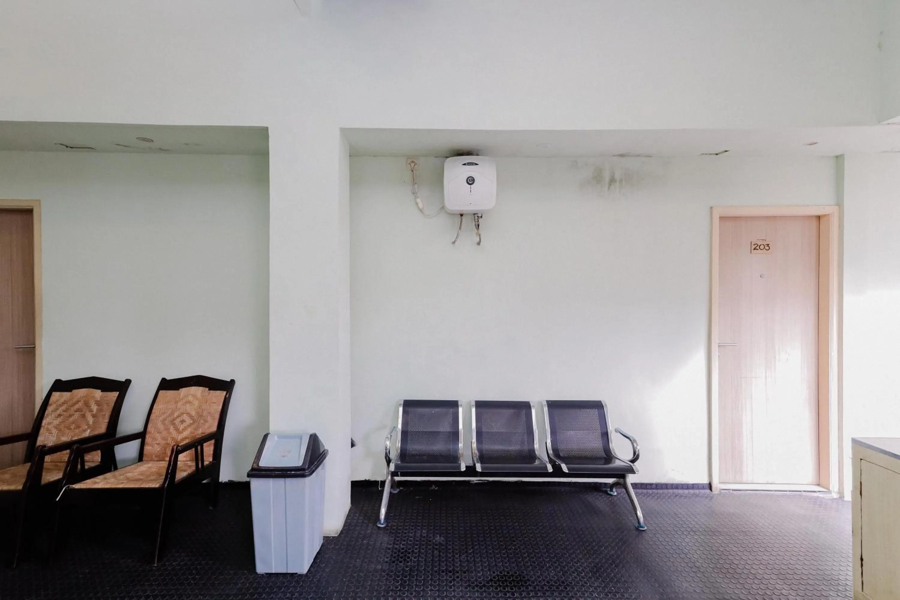 Seating area in RedDoorz near Alun Alun Madiun