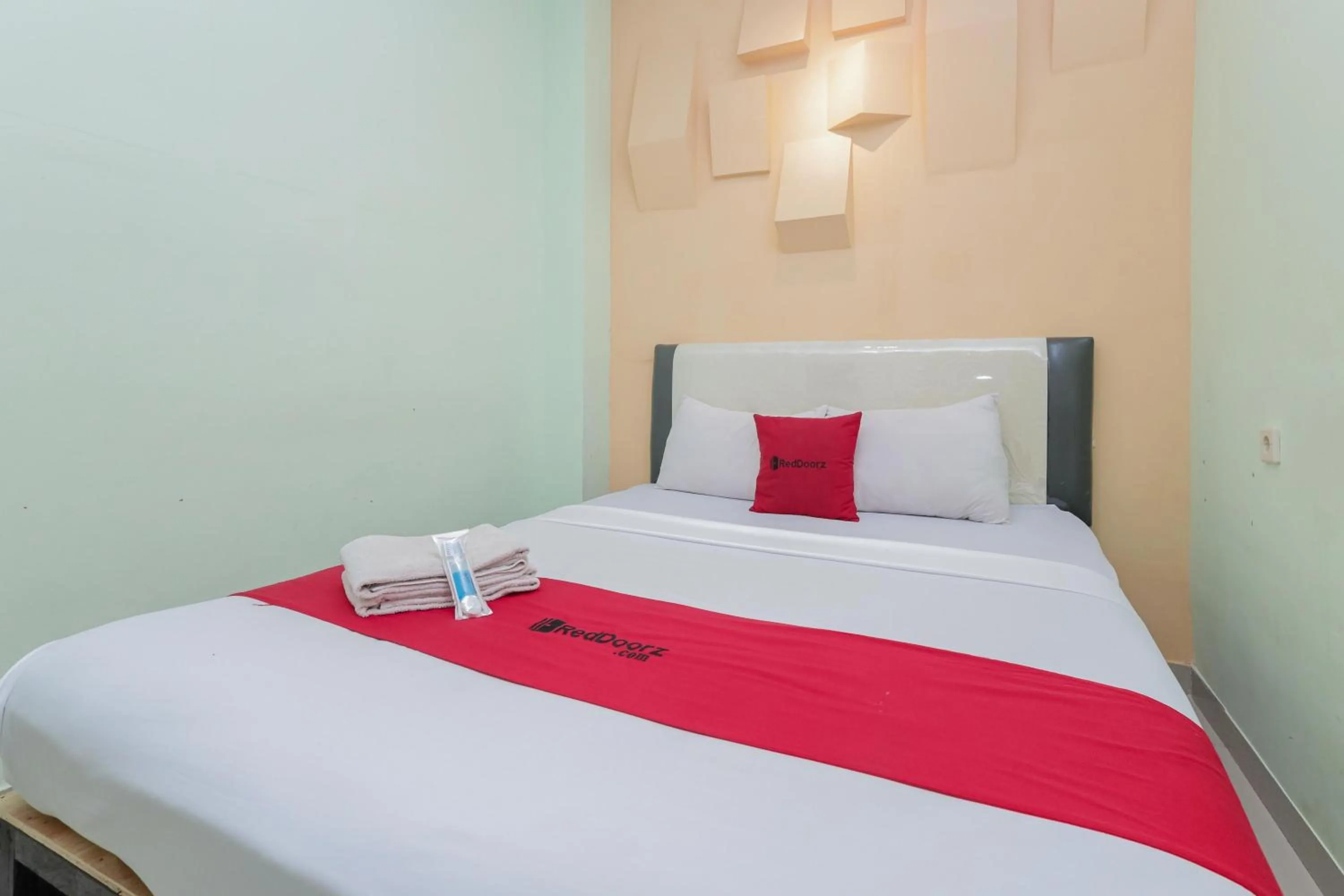 Bedroom, Bed in RedDoorz near Alun Alun Madiun