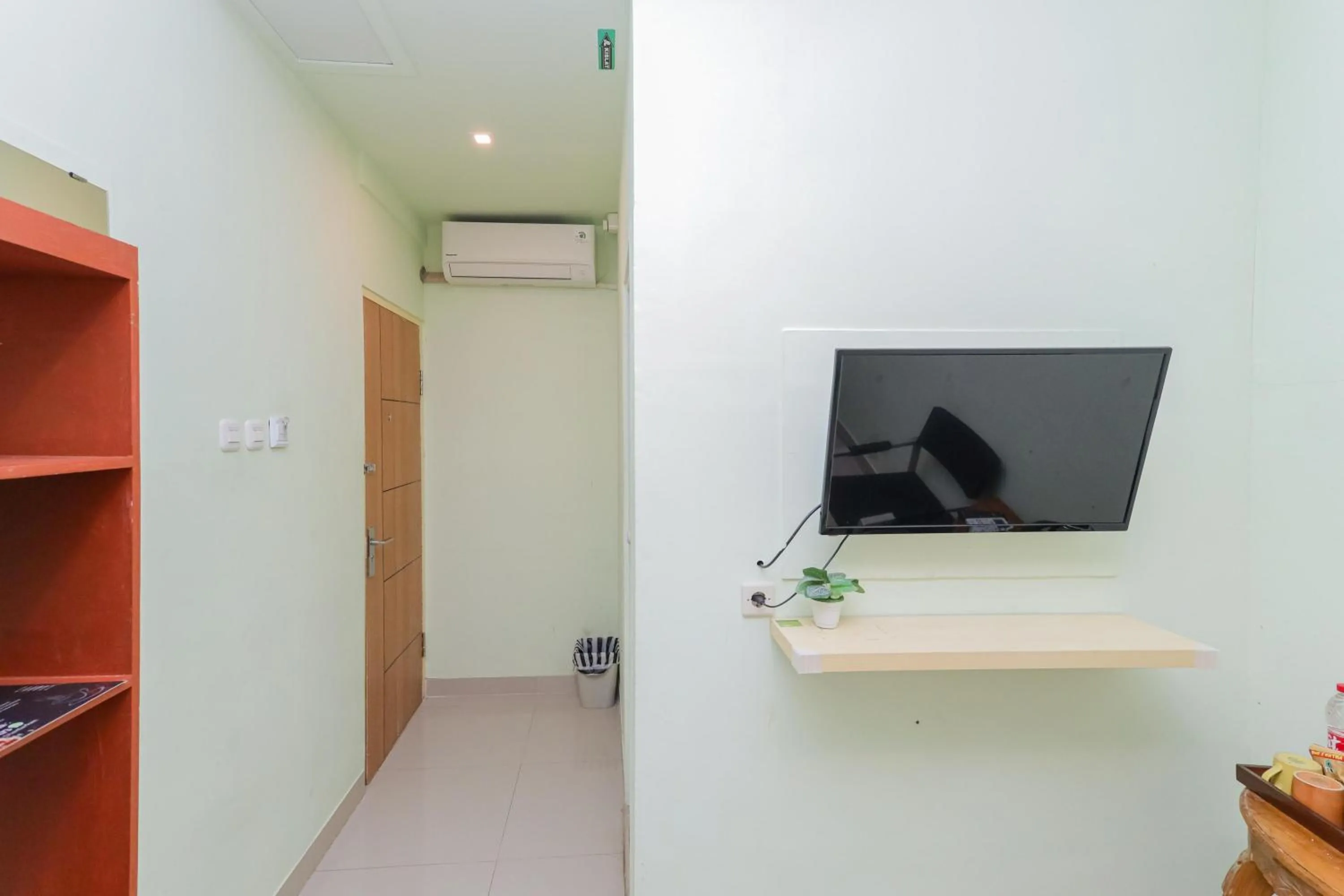 TV and multimedia in RedDoorz near Alun Alun Madiun