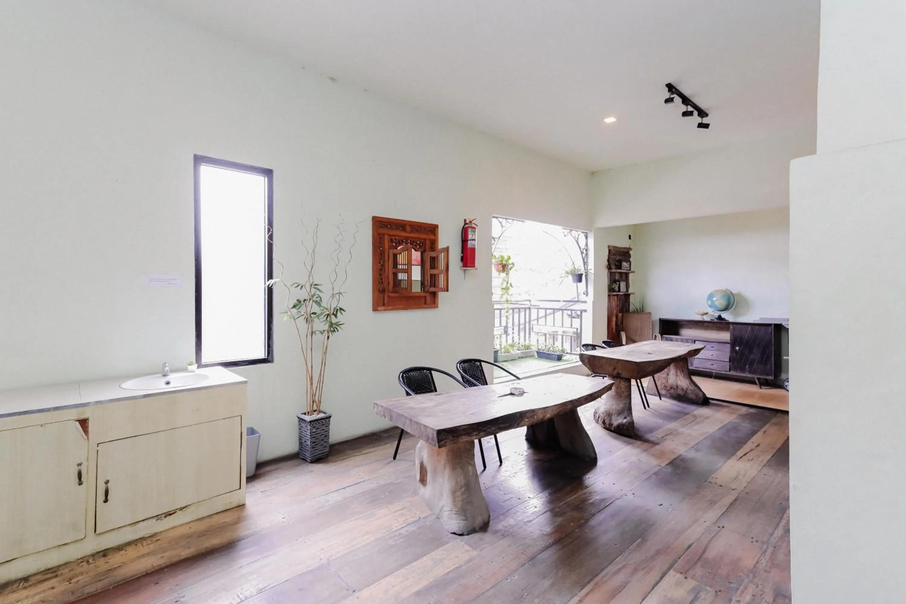 Seating area in RedDoorz near Alun Alun Madiun