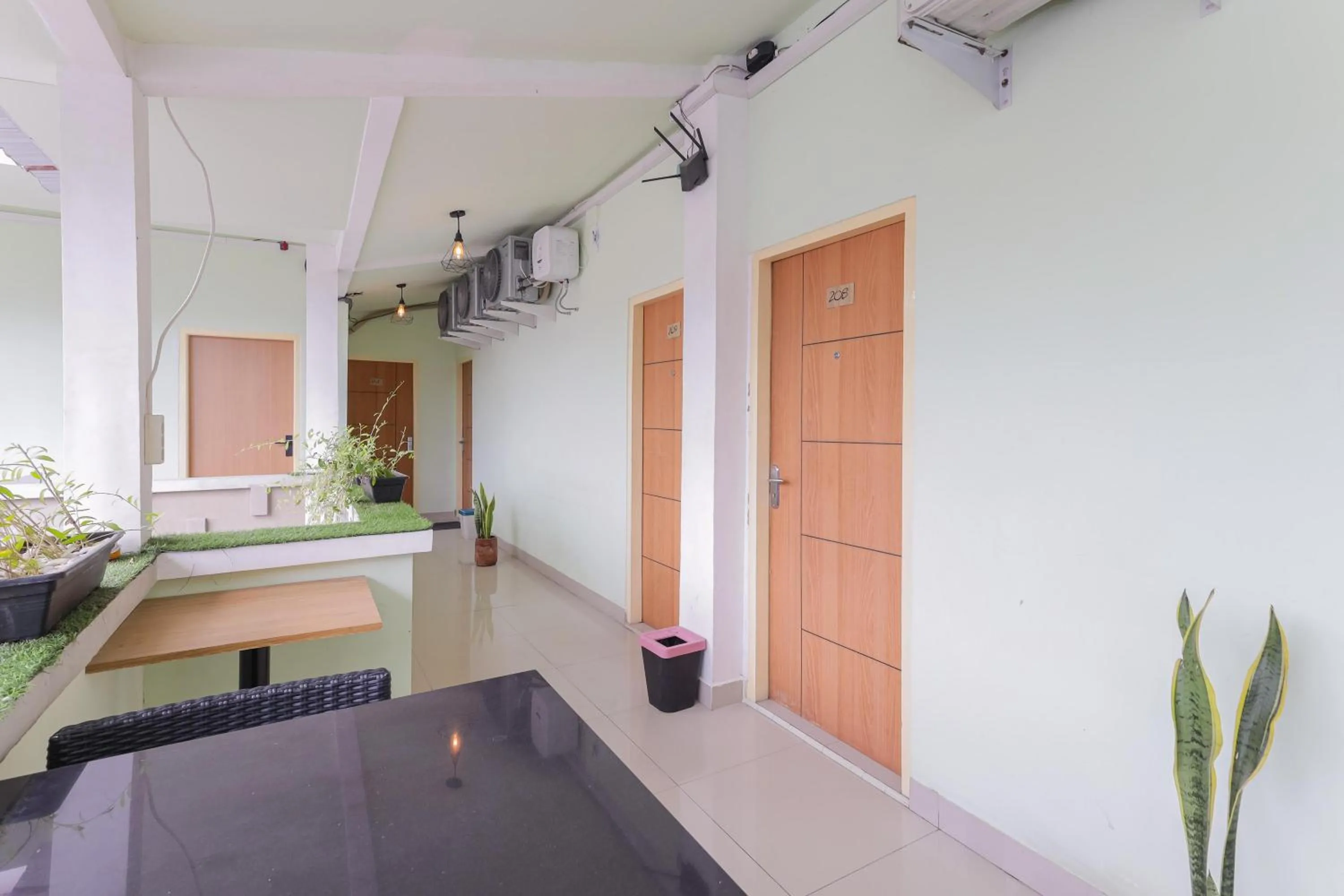 Seating area in RedDoorz near Alun Alun Madiun