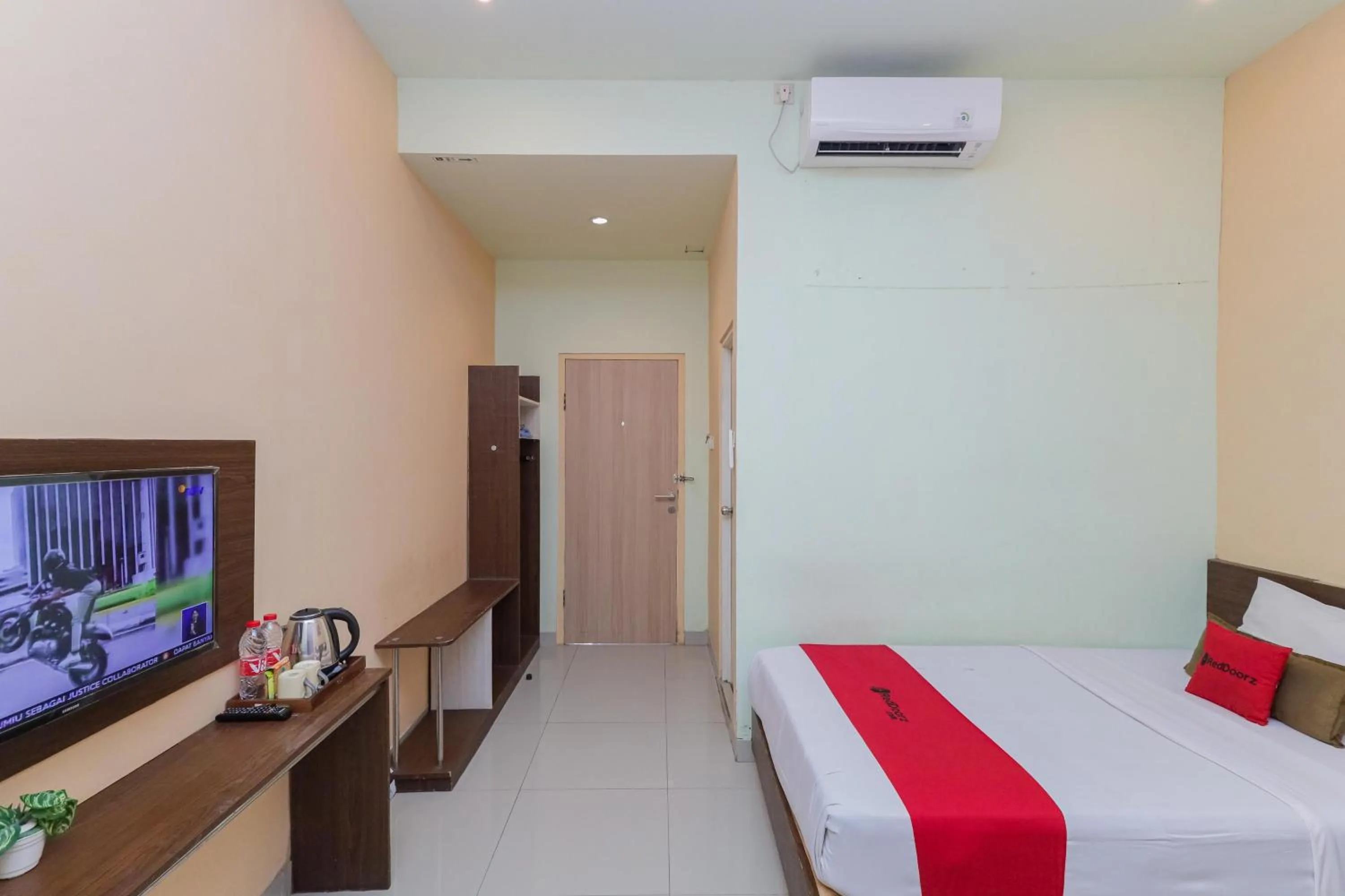 Bedroom, Bed in RedDoorz near Alun Alun Madiun