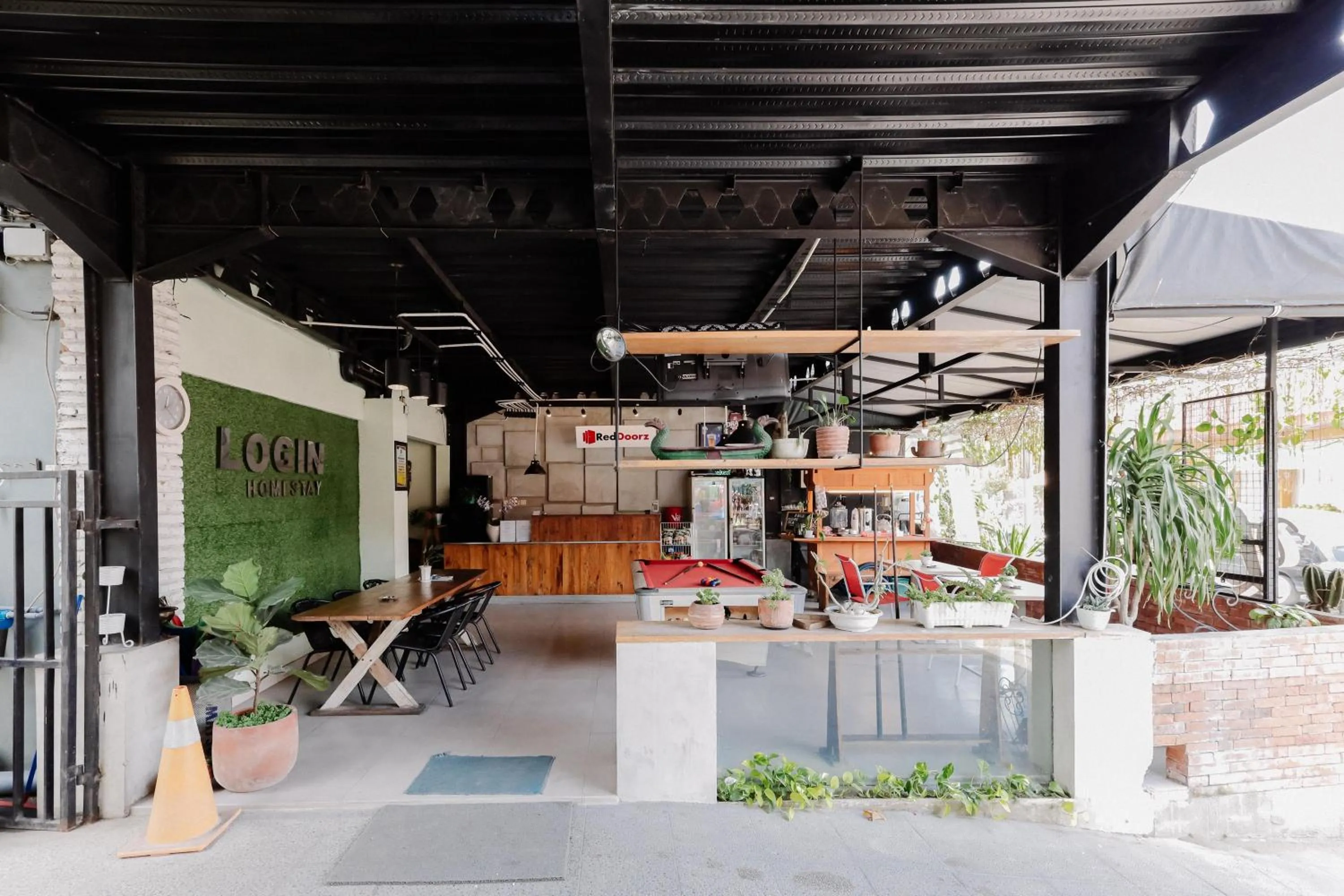 Restaurant/places to eat in RedDoorz near Alun Alun Madiun