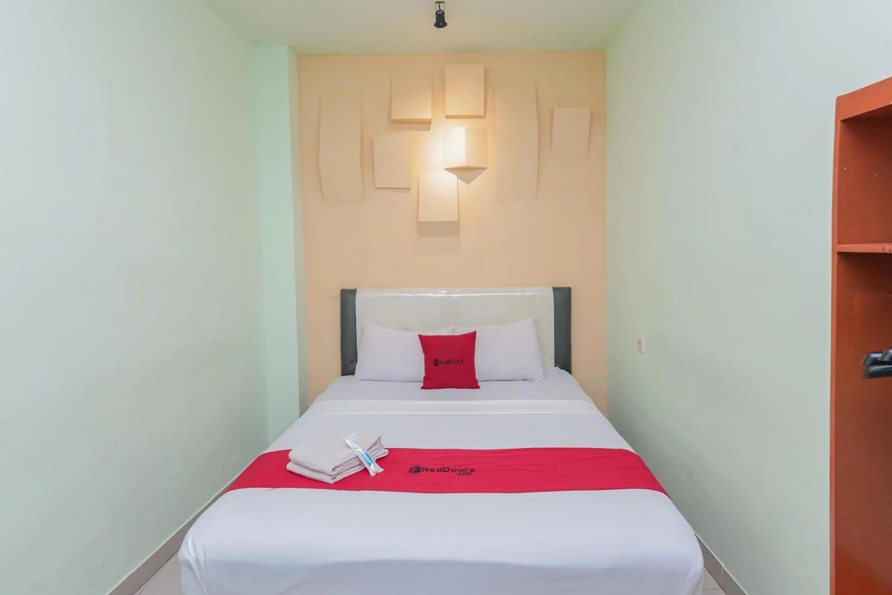 Bedroom, Bed in RedDoorz near Alun Alun Madiun