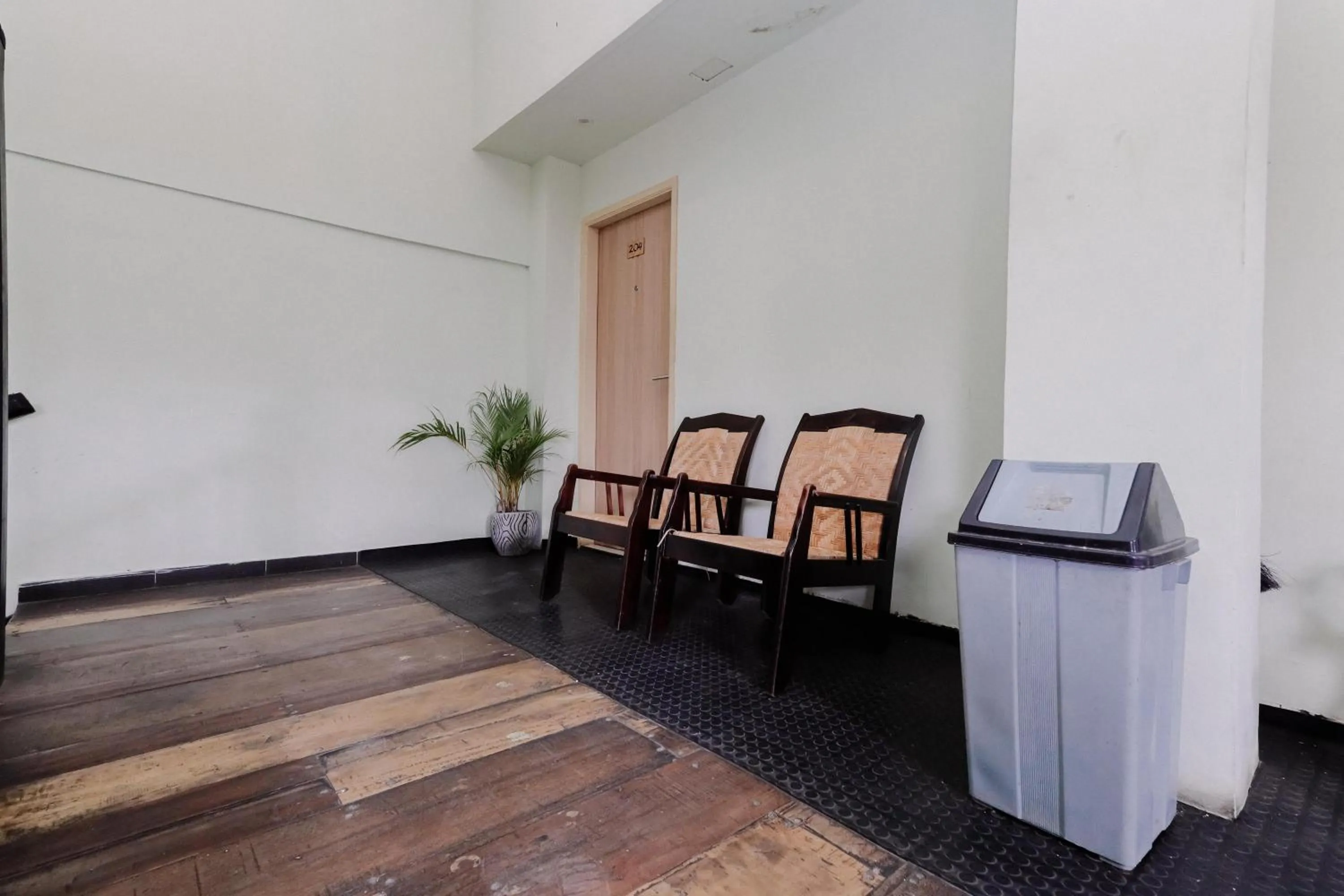 Seating area in RedDoorz near Alun Alun Madiun