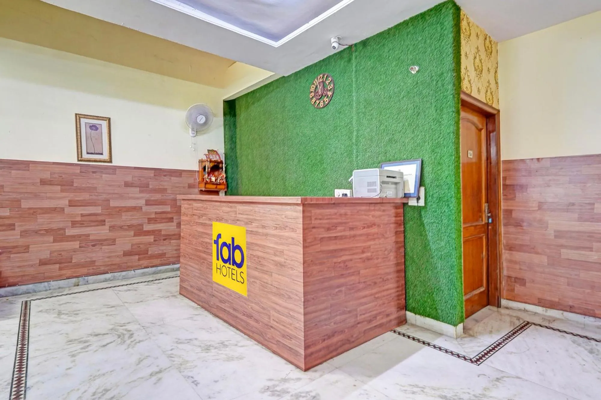 Lobby or reception in FabHotel The Everest 43