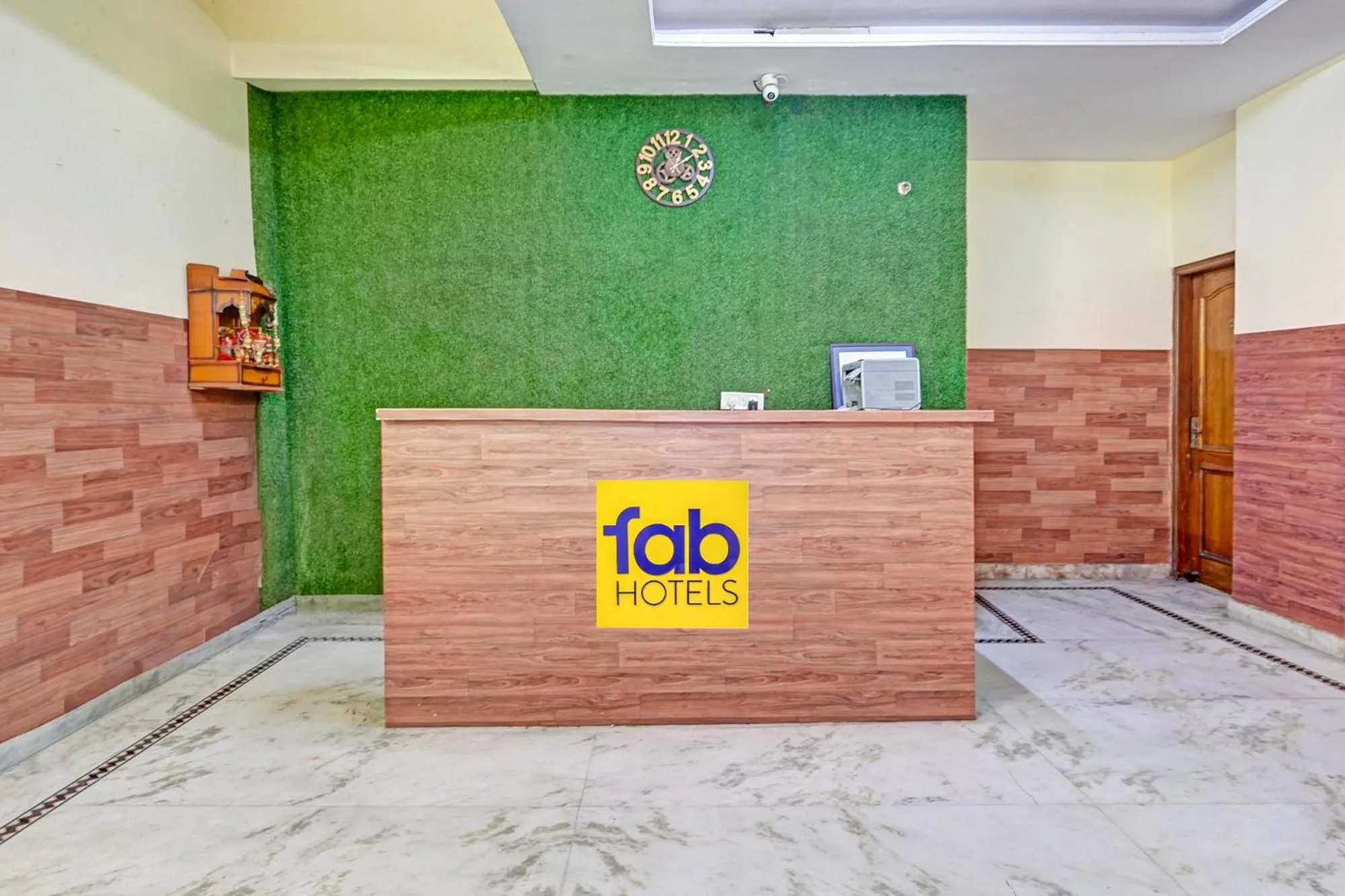 Lobby or reception in FabHotel The Everest 43